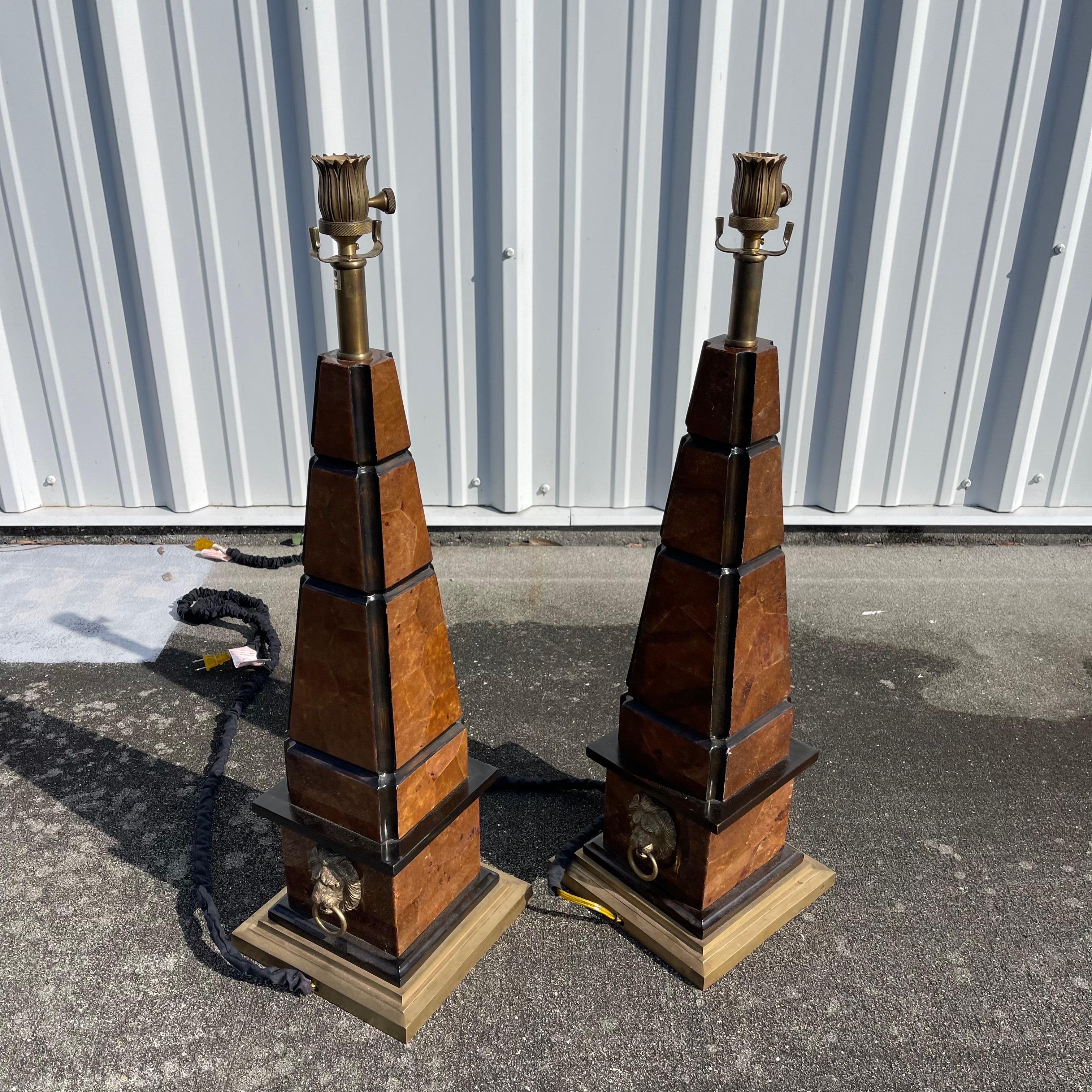 Paire de lampes de table d'appoint Maitland Smith Penshell en laiton avec tête de lion en vente 4