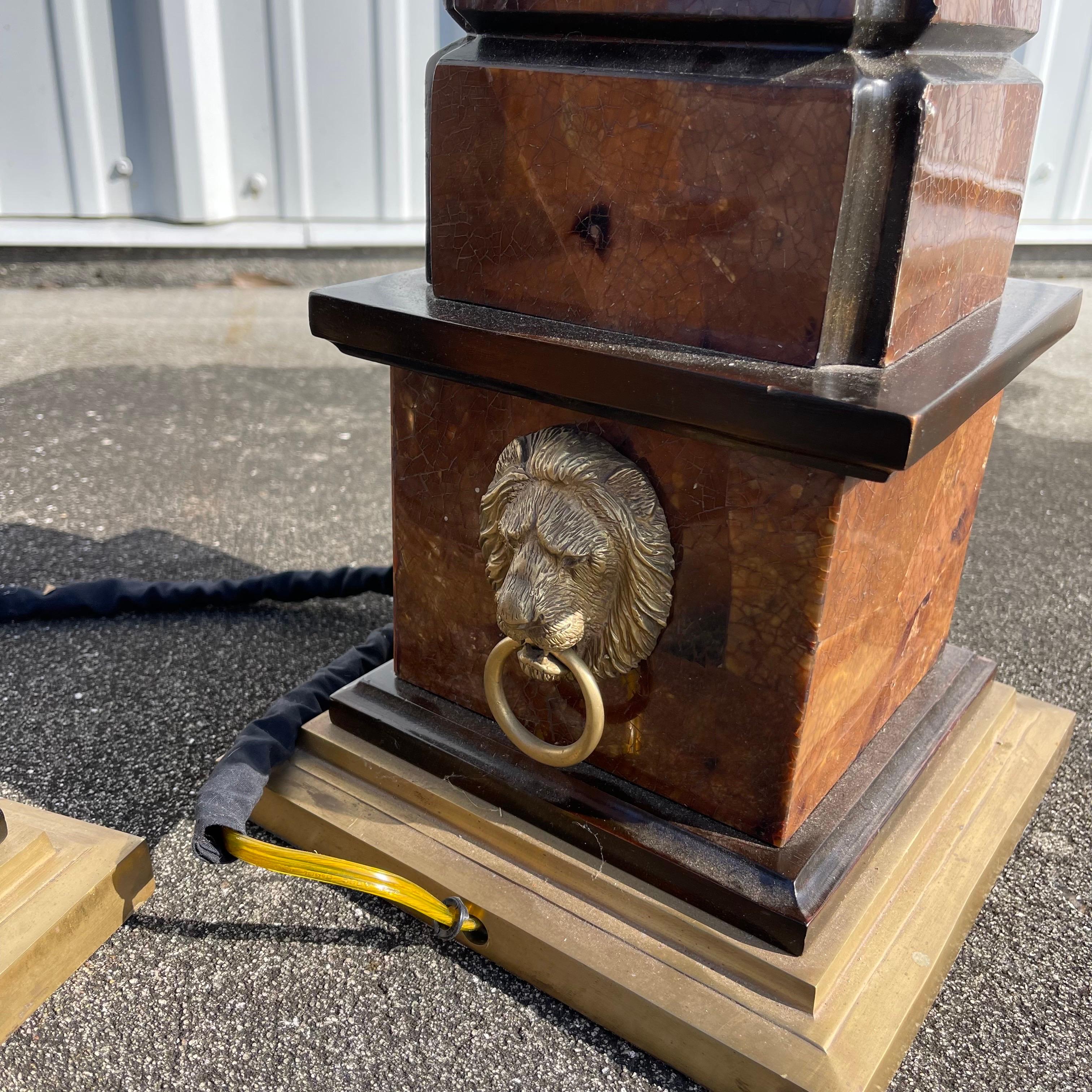 Paire de lampes de table d'appoint Maitland Smith Penshell en laiton avec tête de lion en vente 5