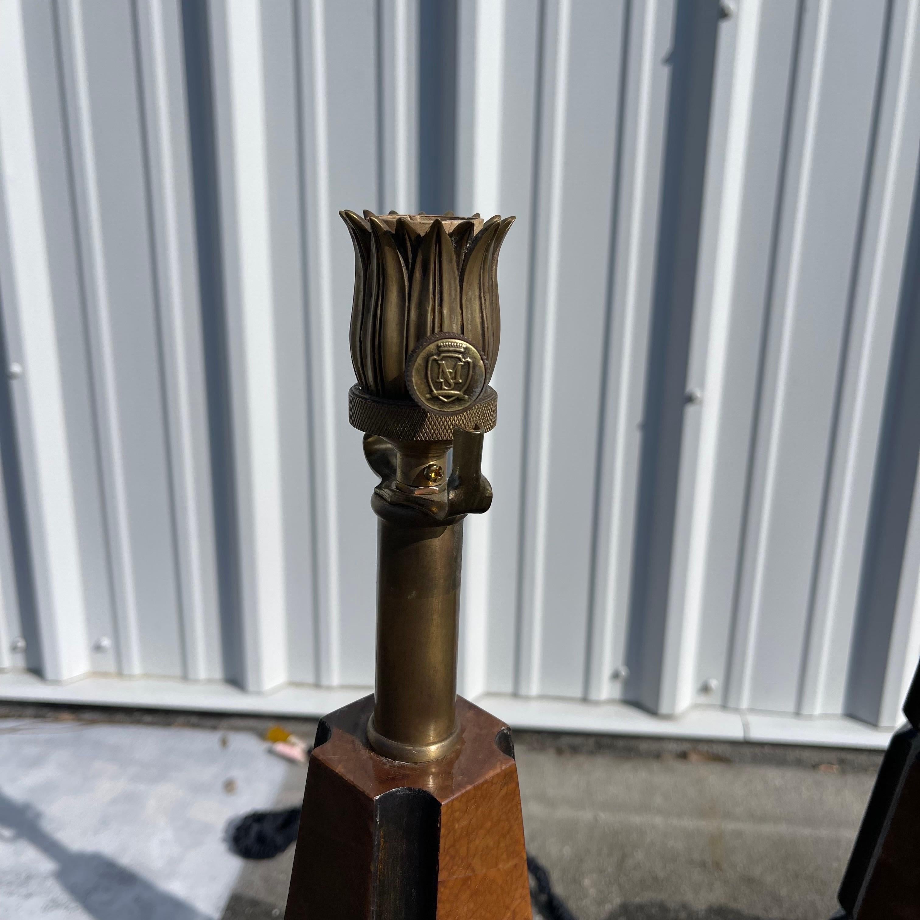 Superbe paire de lampes de table par Maitland-Smith. Le corps de l'obélisque présente un placage de coquille de stylo, contrasté par des accents en laiton patiné.