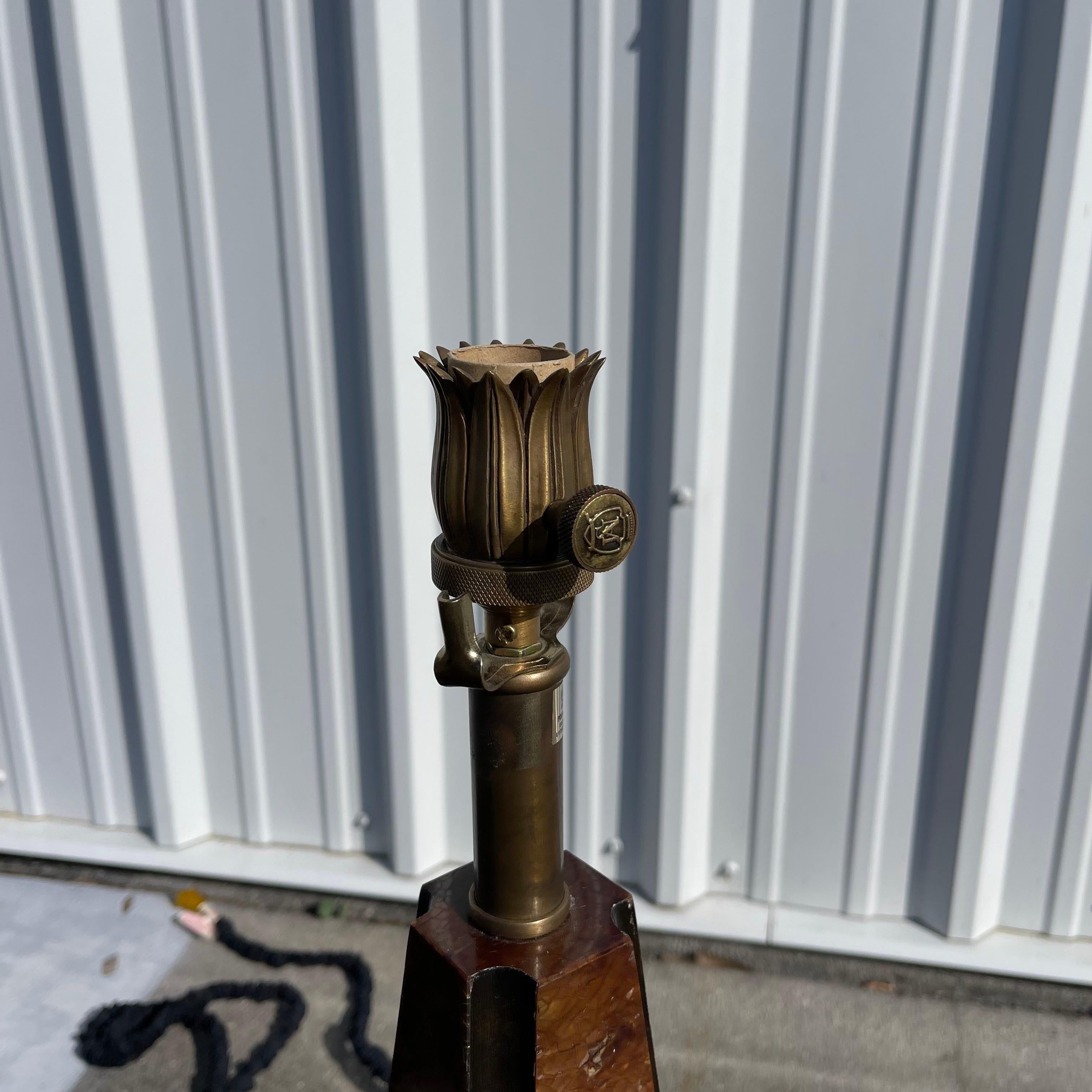 Néoclassique Paire de lampes de table d'appoint Maitland Smith Penshell en laiton avec tête de lion en vente