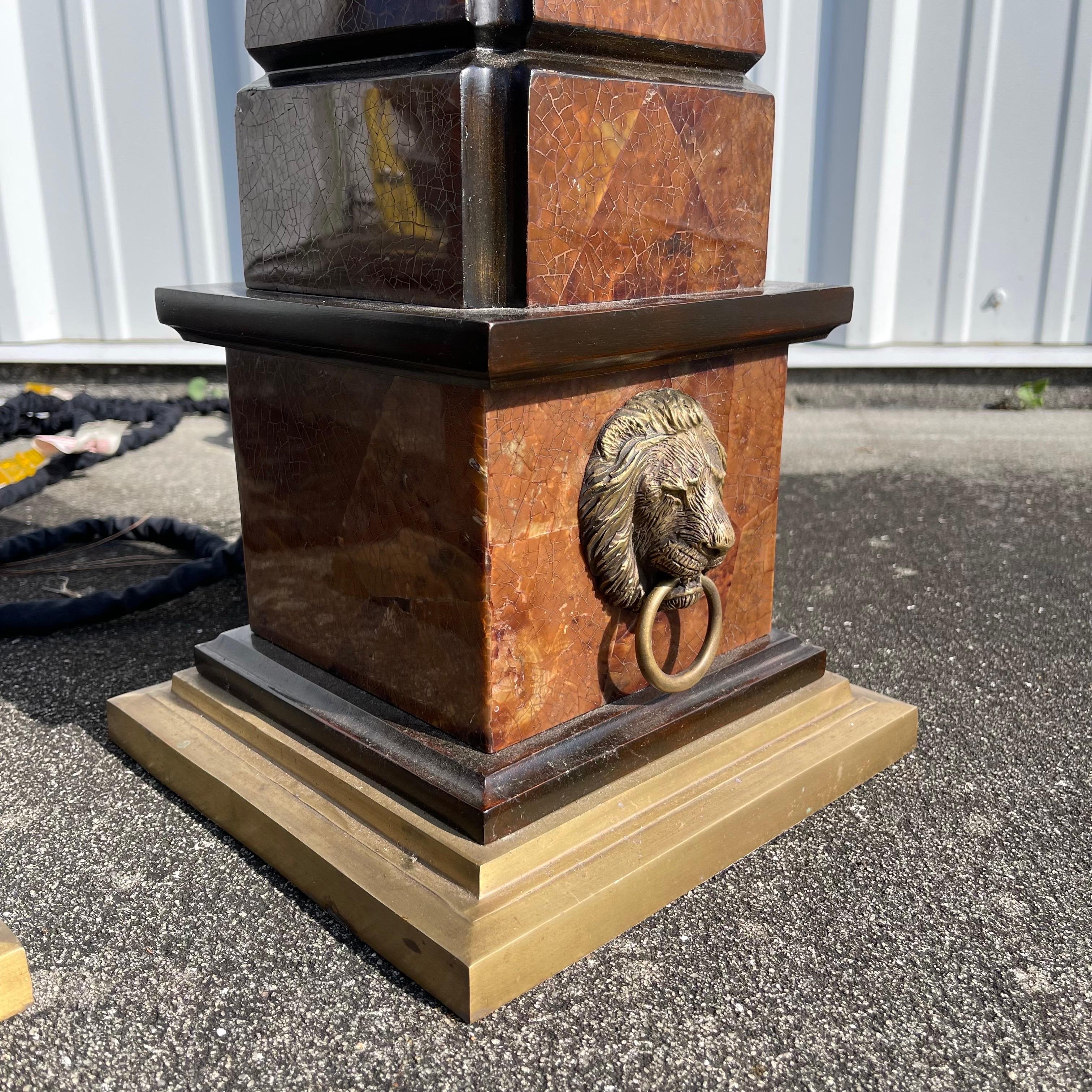 20ième siècle Paire de lampes de table d'appoint Maitland Smith Penshell en laiton avec tête de lion en vente