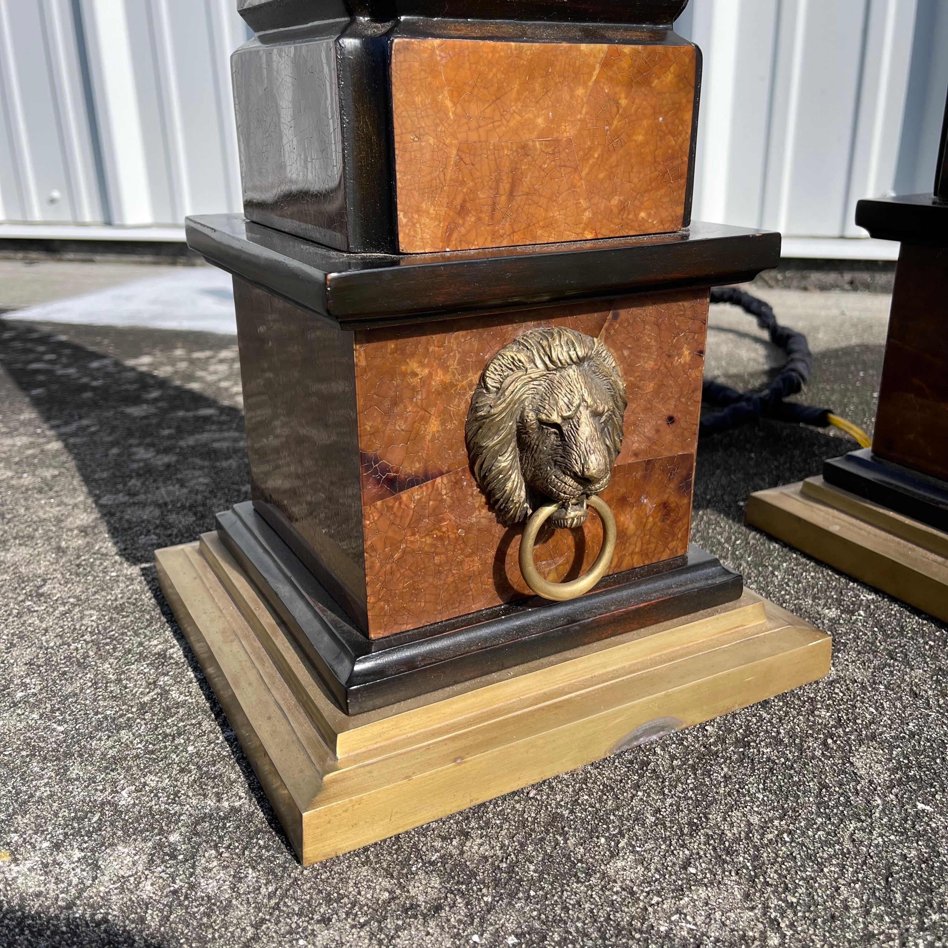 Laiton Paire de lampes de table d'appoint Maitland Smith Penshell en laiton avec tête de lion en vente
