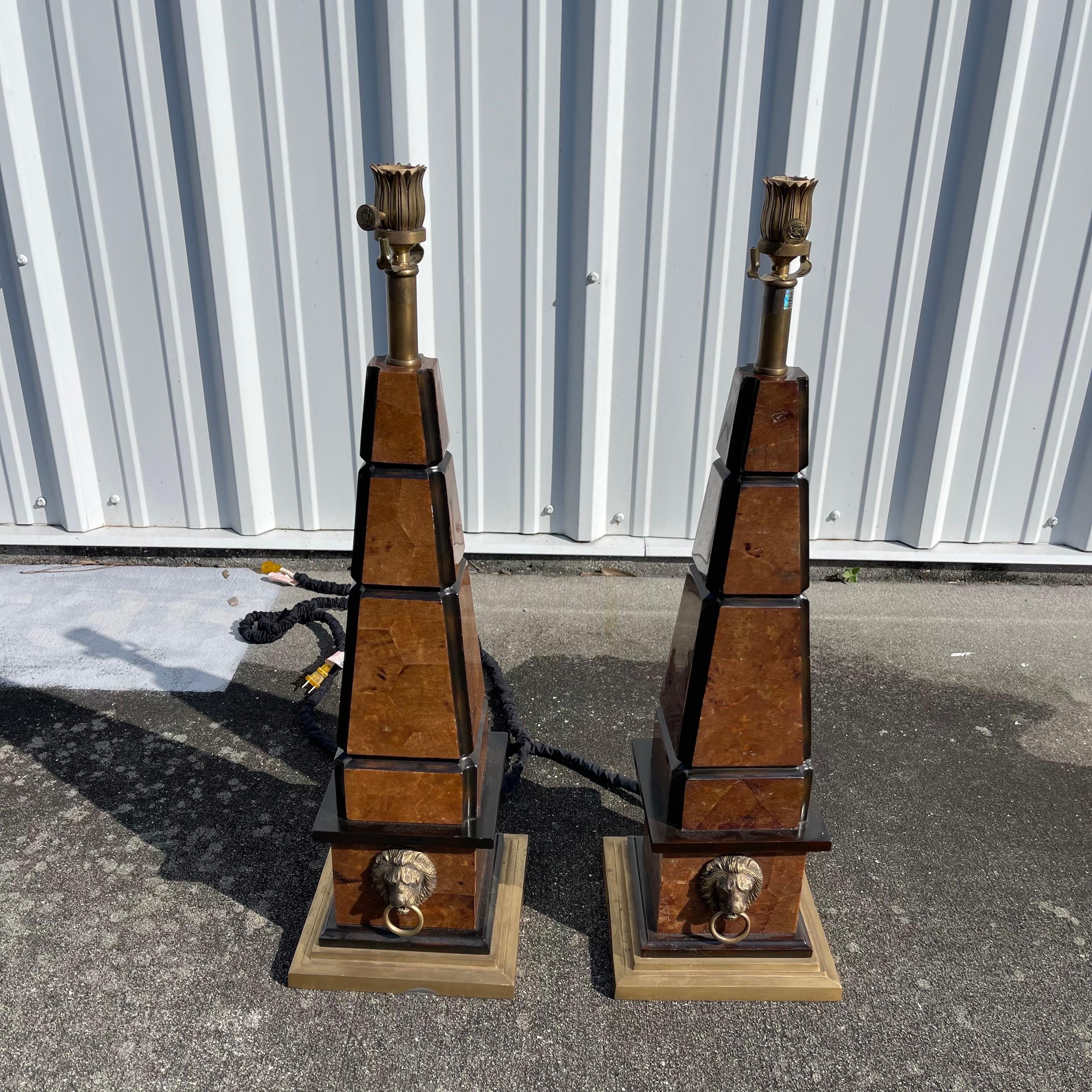 Paire de lampes de table d'appoint Maitland Smith Penshell en laiton avec tête de lion en vente 1