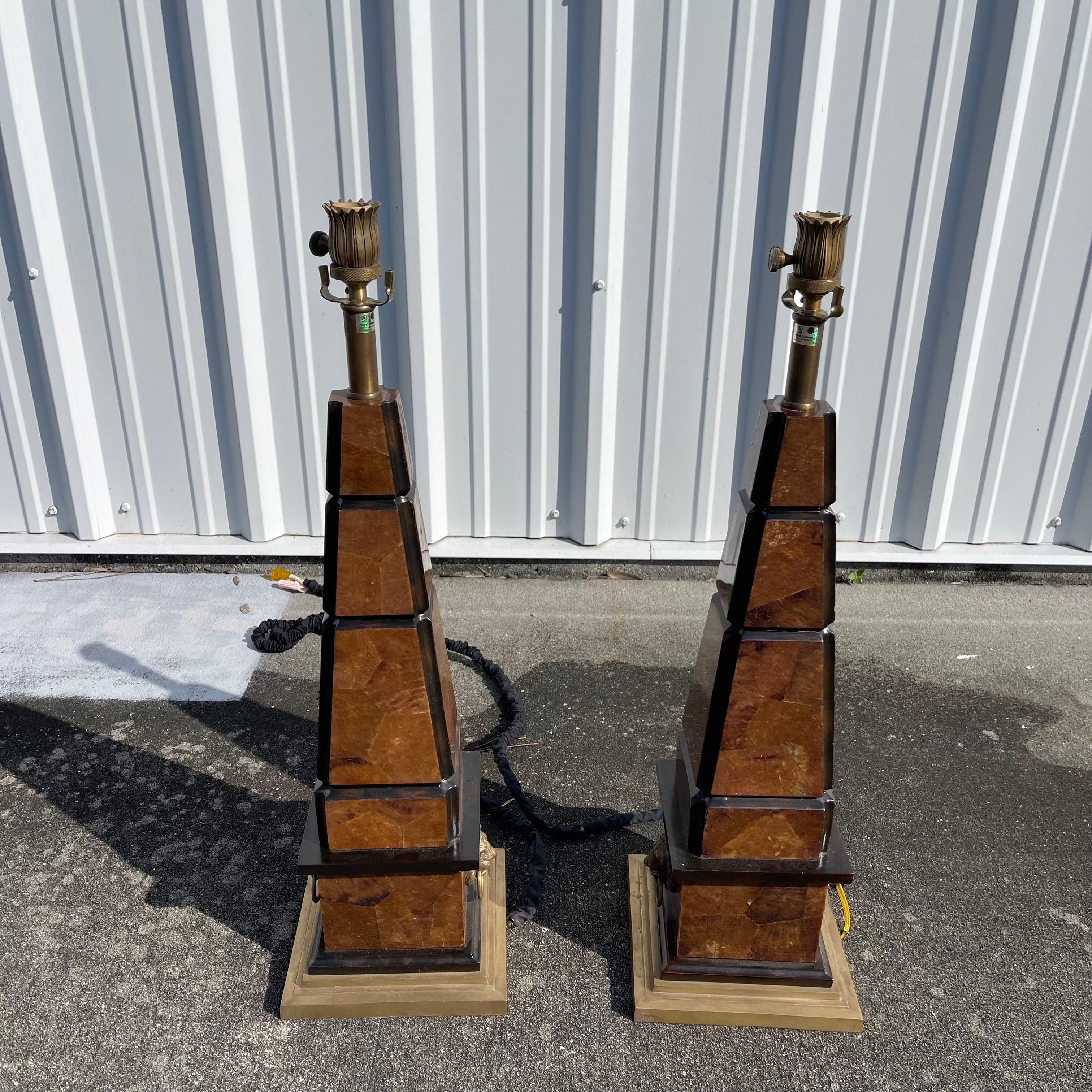 Paire de lampes de table d'appoint Maitland Smith Penshell en laiton avec tête de lion en vente 2