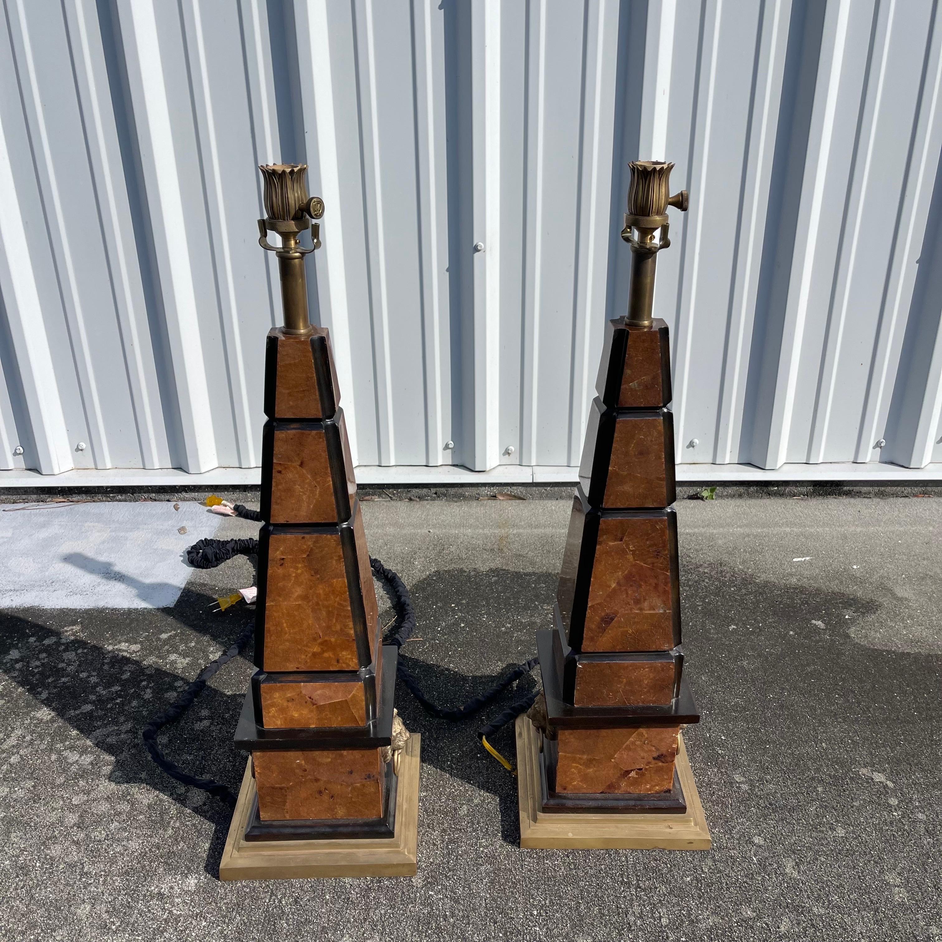 Paire de lampes de table d'appoint Maitland Smith Penshell en laiton avec tête de lion en vente 3