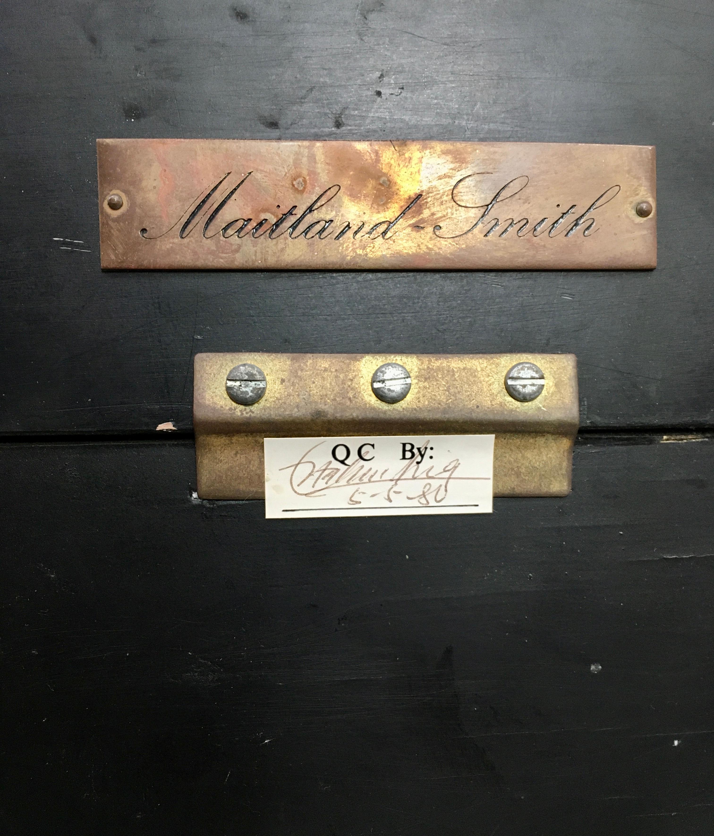 Maitland-Smith, rosa Marmorfurnier, achteckiger Spiegel mit Messingbesatz, signiert 1980 im Zustand „Gut“ im Angebot in Melbourne, AU