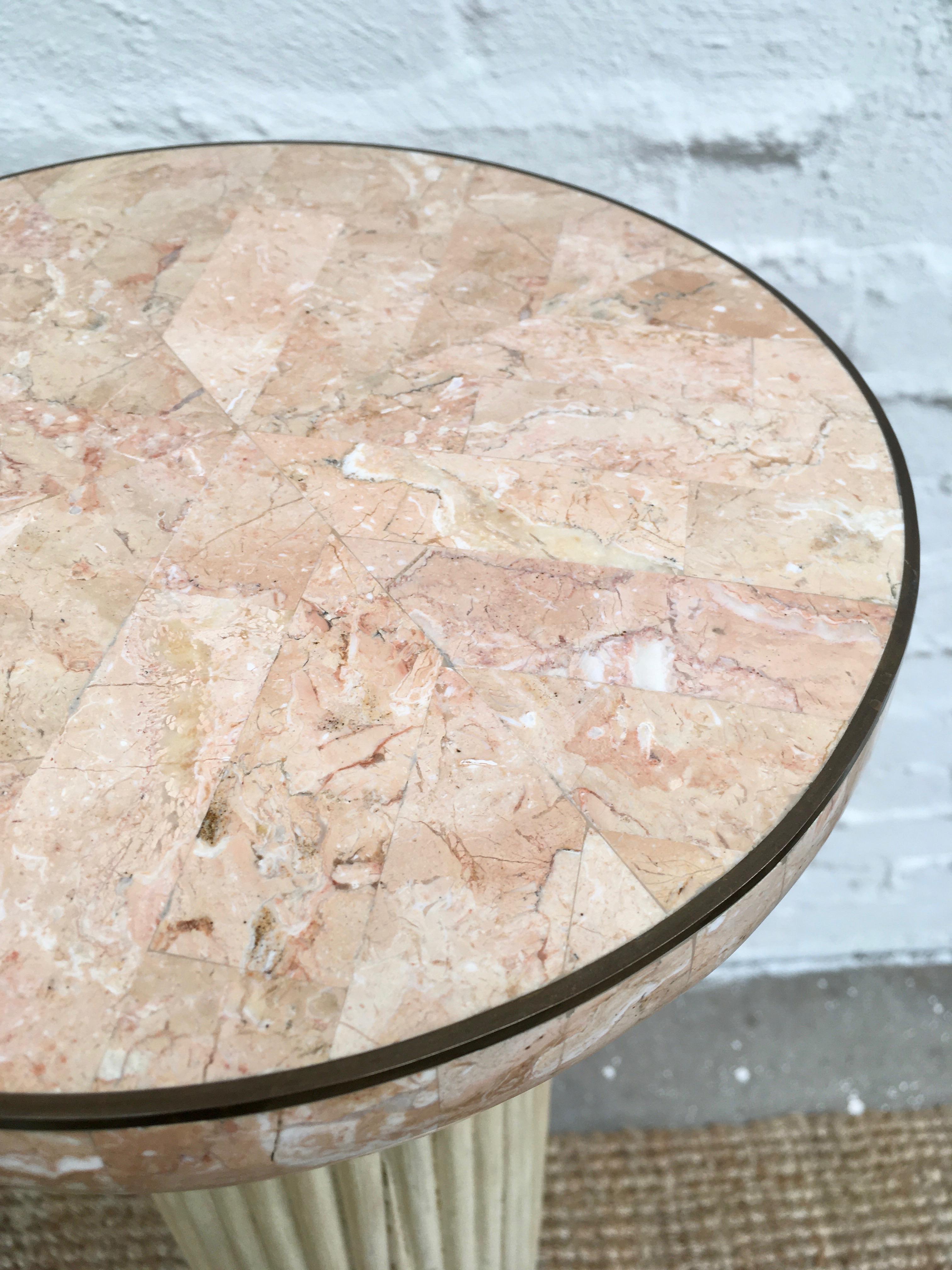 colonne de piédestal Maitland Smith en marbre tessellé rose avec rotin et laiton en vente 3