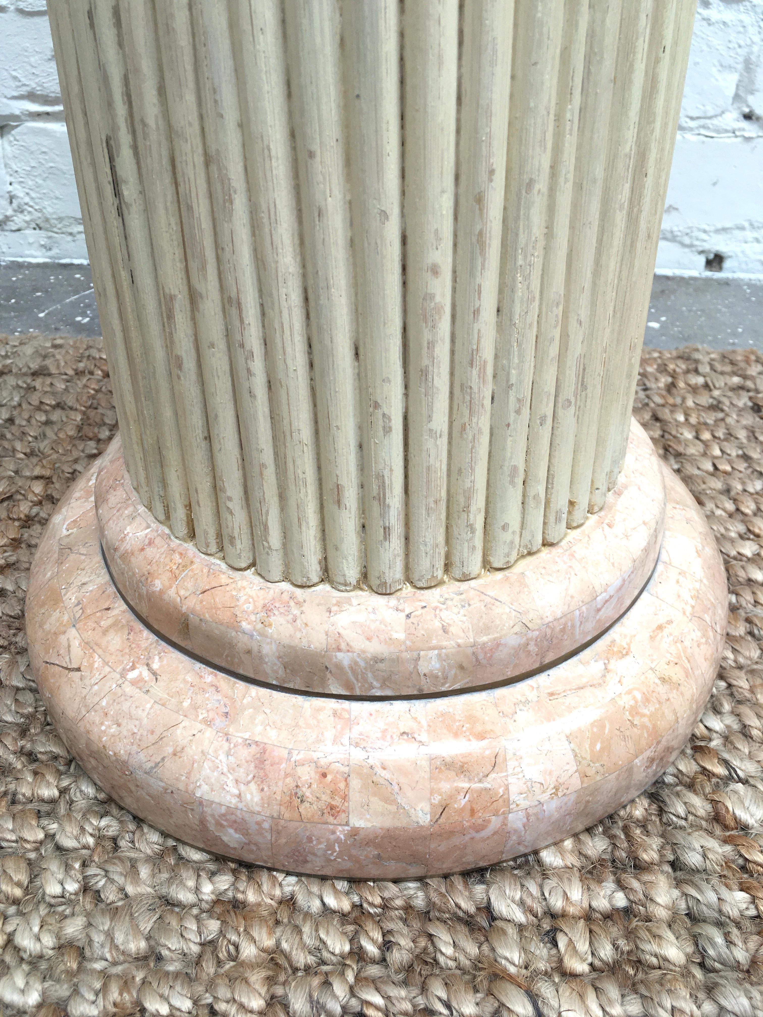 Fin du 20e siècle colonne de piédestal Maitland Smith en marbre tessellé rose avec rotin et laiton en vente