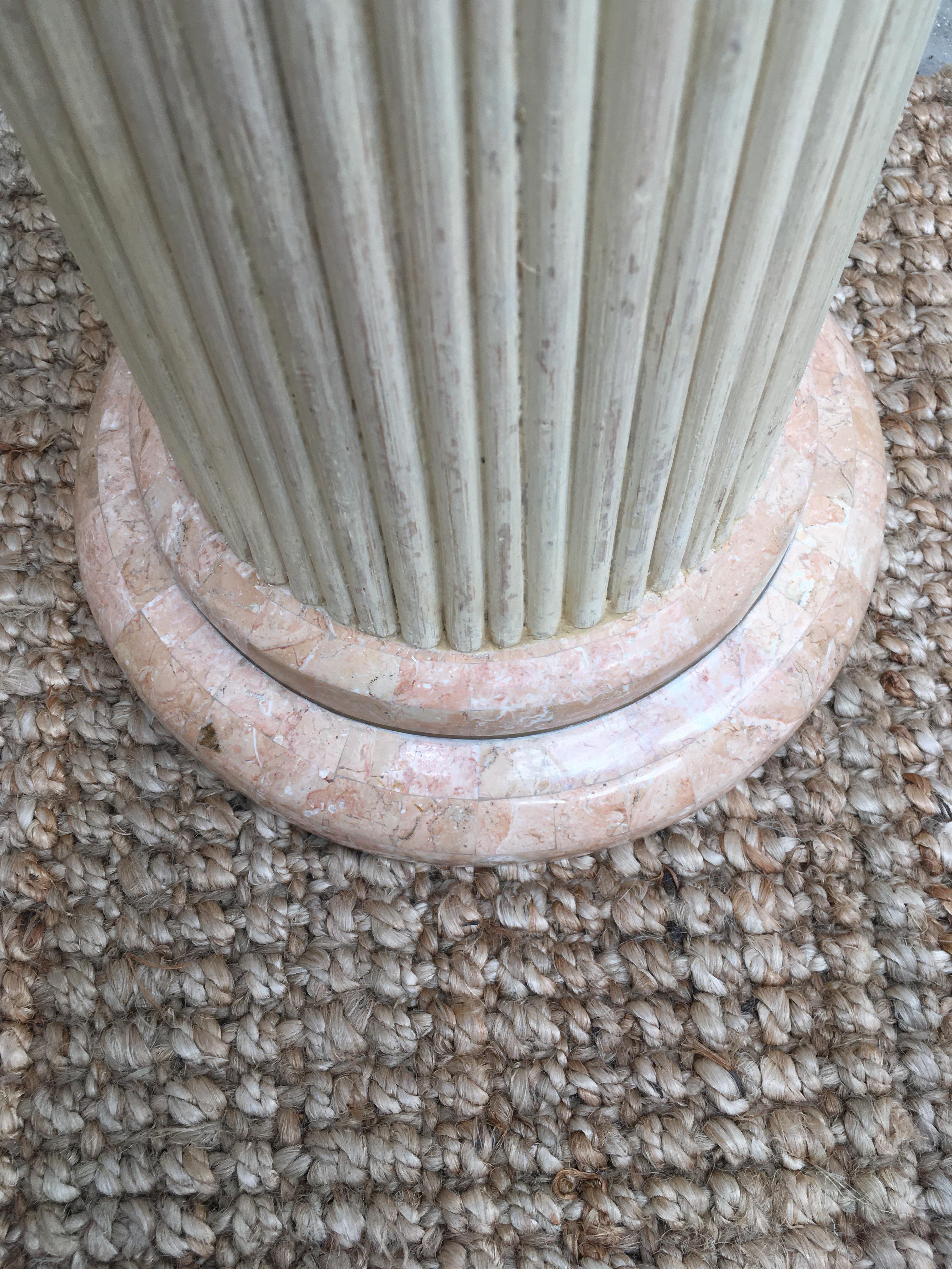 colonne de piédestal Maitland Smith en marbre tessellé rose avec rotin et laiton en vente 1