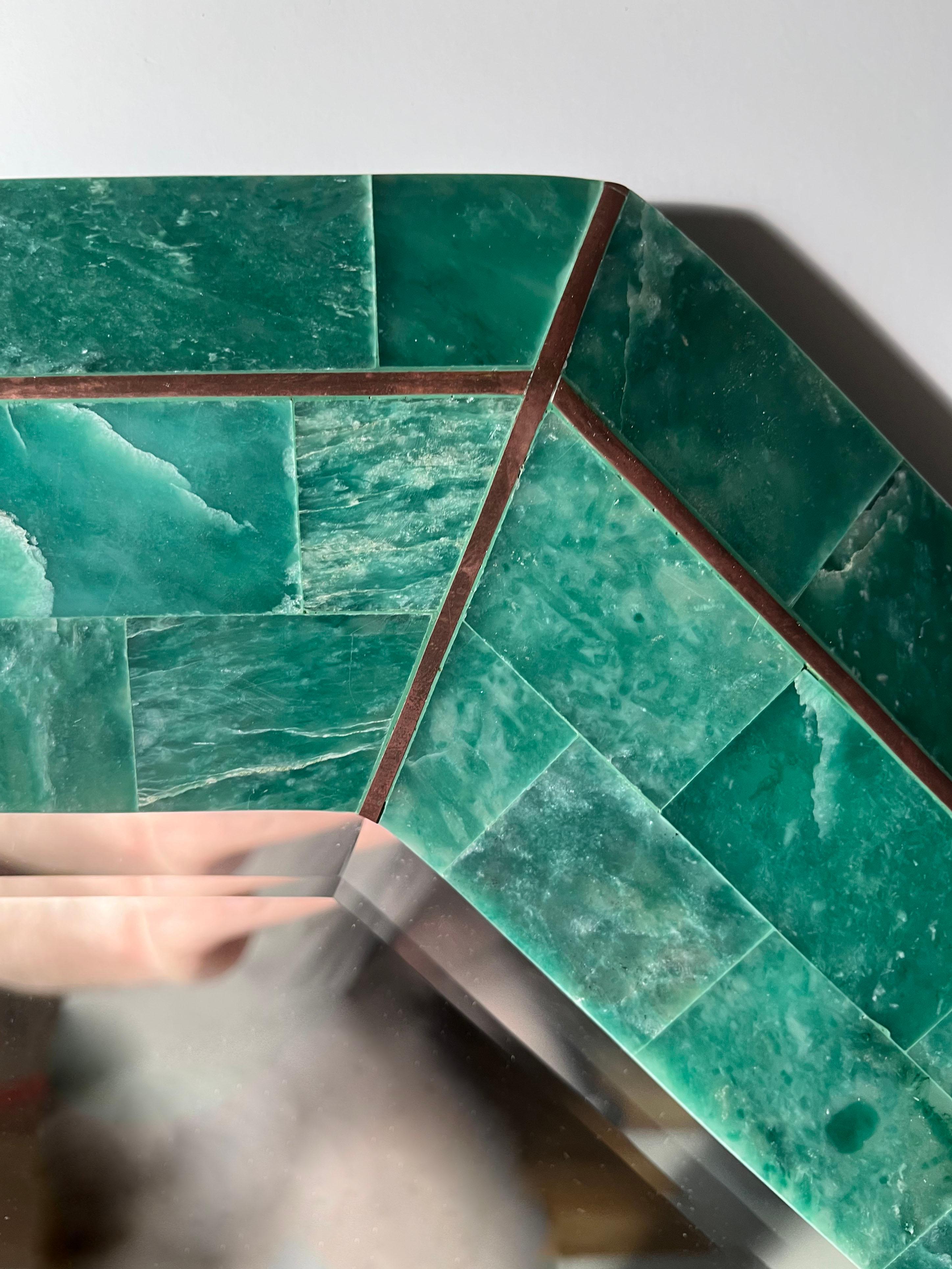 20ième siècle Miroir octogonal postmoderne Maitland Smith en marbre tessellé vert émeraude en vente