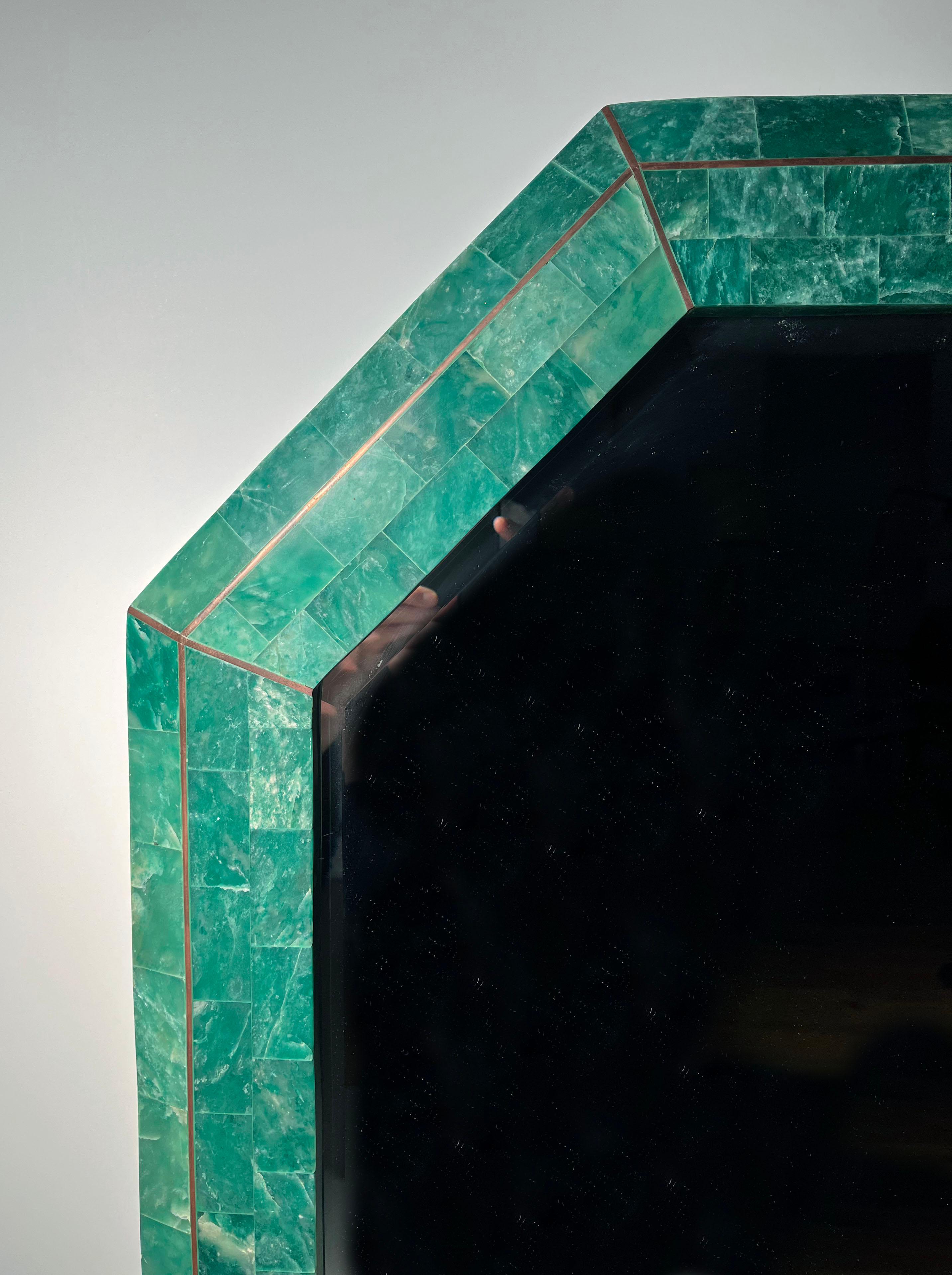 Laiton Miroir octogonal postmoderne Maitland Smith en marbre tessellé vert émeraude en vente