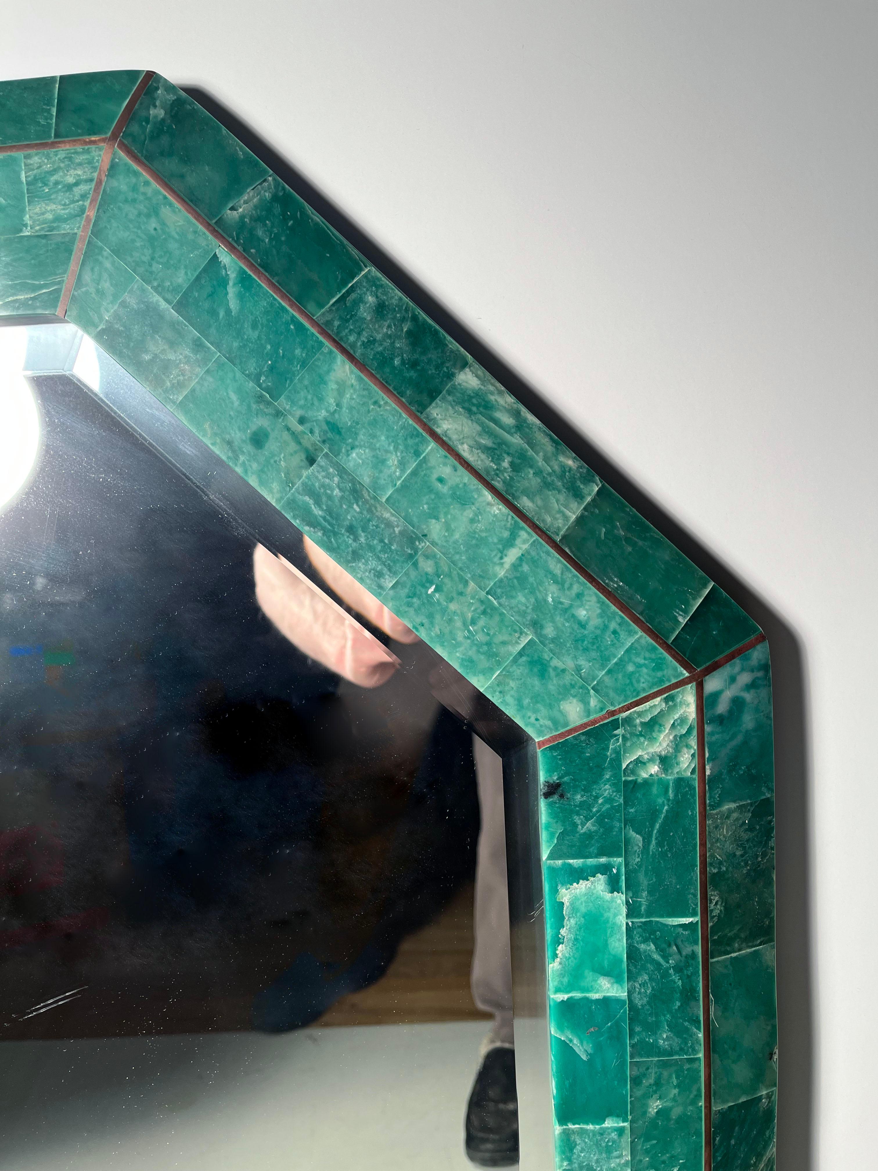 Miroir octogonal postmoderne Maitland Smith en marbre tessellé vert émeraude en vente 2