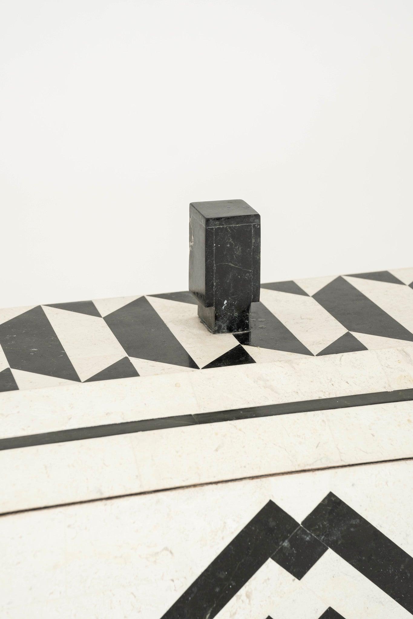 Scatola di pietra tessellata a triangolo postmoderna di Maitland Smith in vendita 1