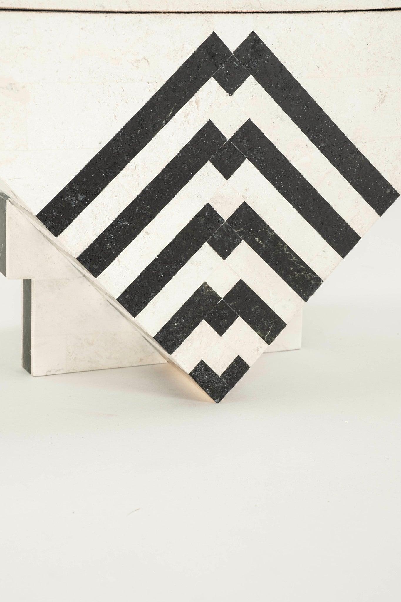 Scatola di pietra tessellata a triangolo postmoderna di Maitland Smith in vendita 2