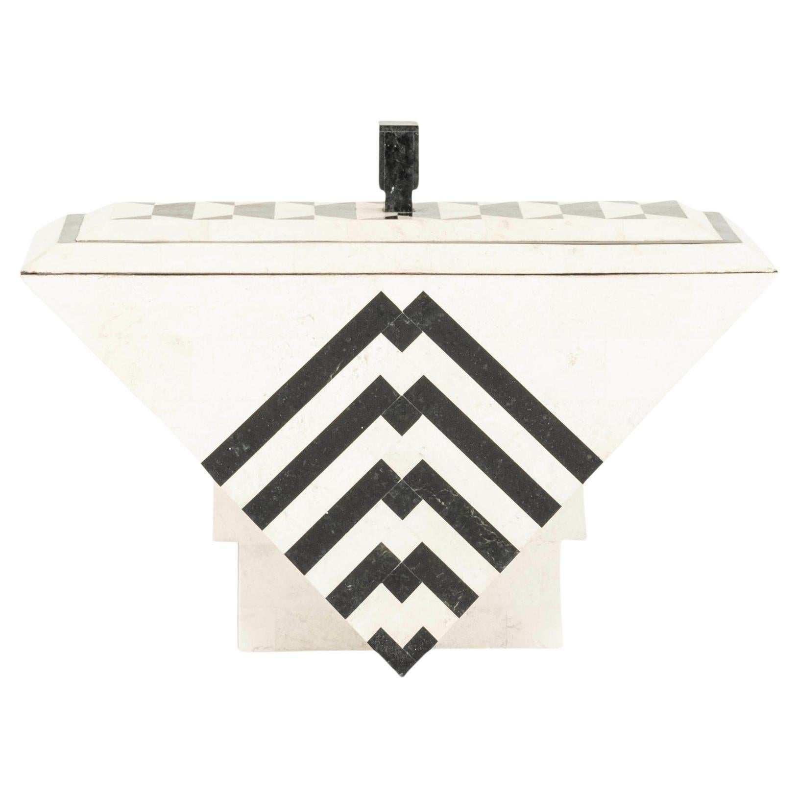 Caja de piedra teselada triangular posmoderna Maitland Smith