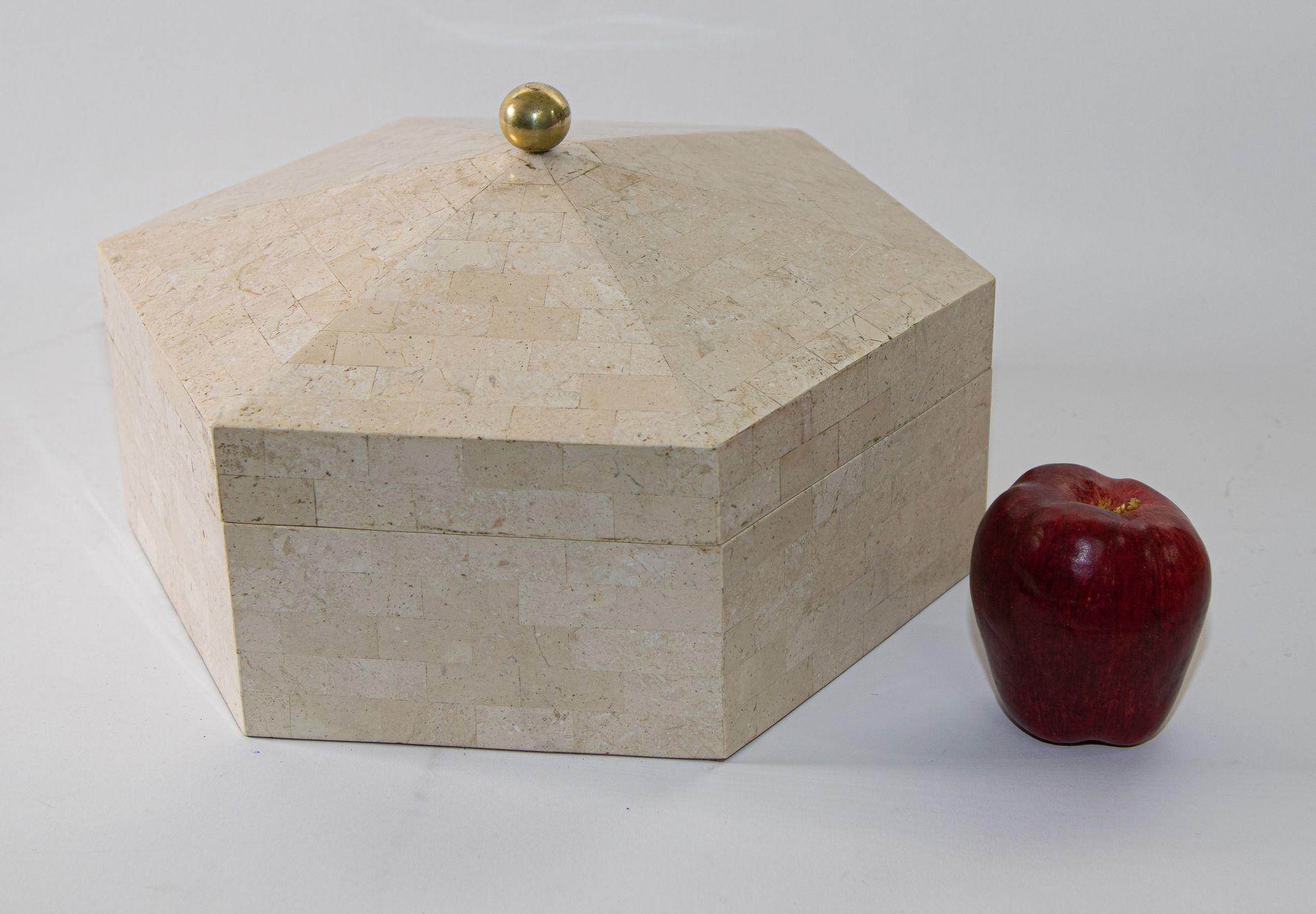 Boîte hexagonale Maitland Smith post-moderne en pierre blanche tesselée des années 1980 en vente 2