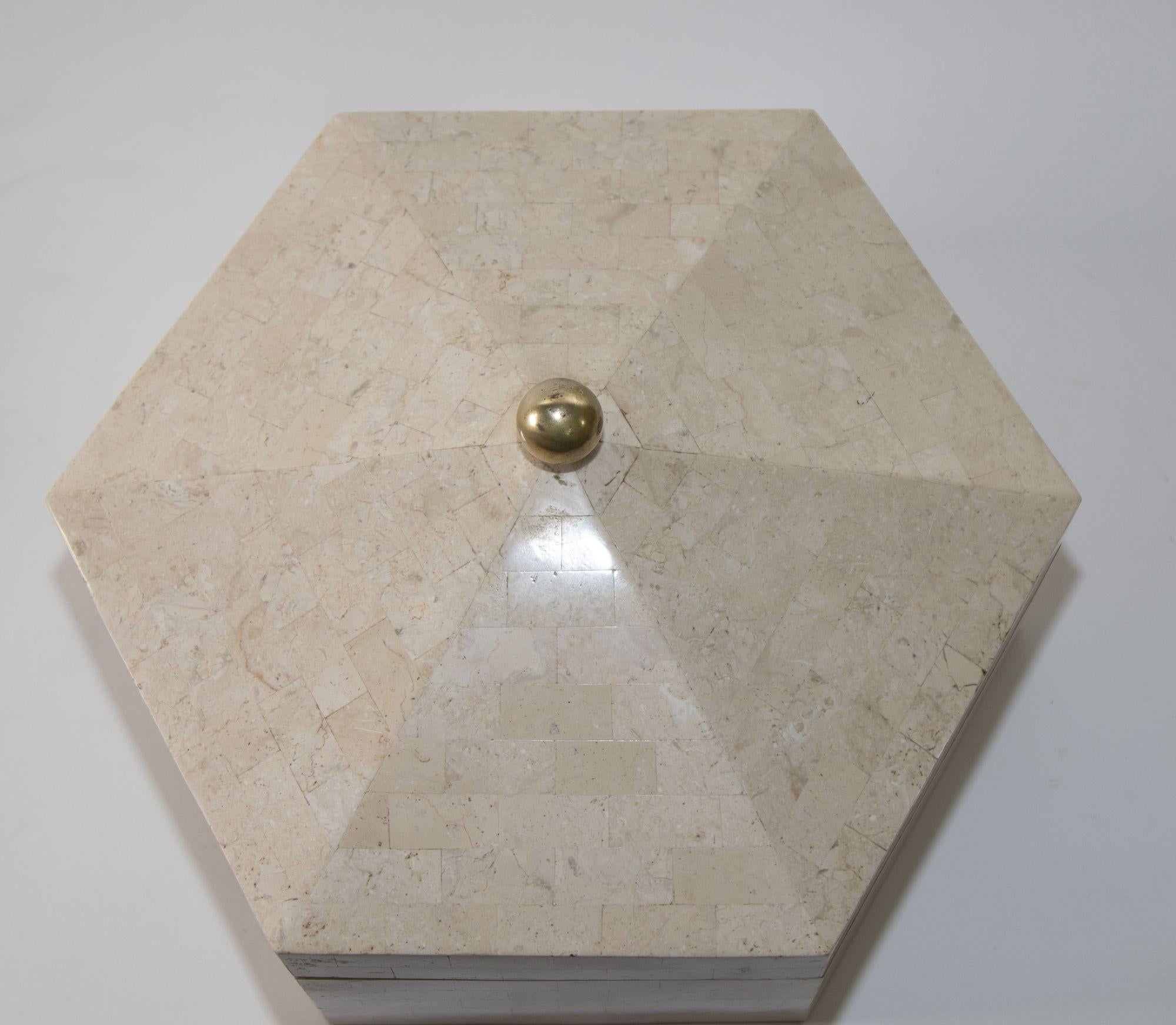 Boîte hexagonale Maitland Smith post-moderne en pierre blanche tesselée des années 1980 en vente 4