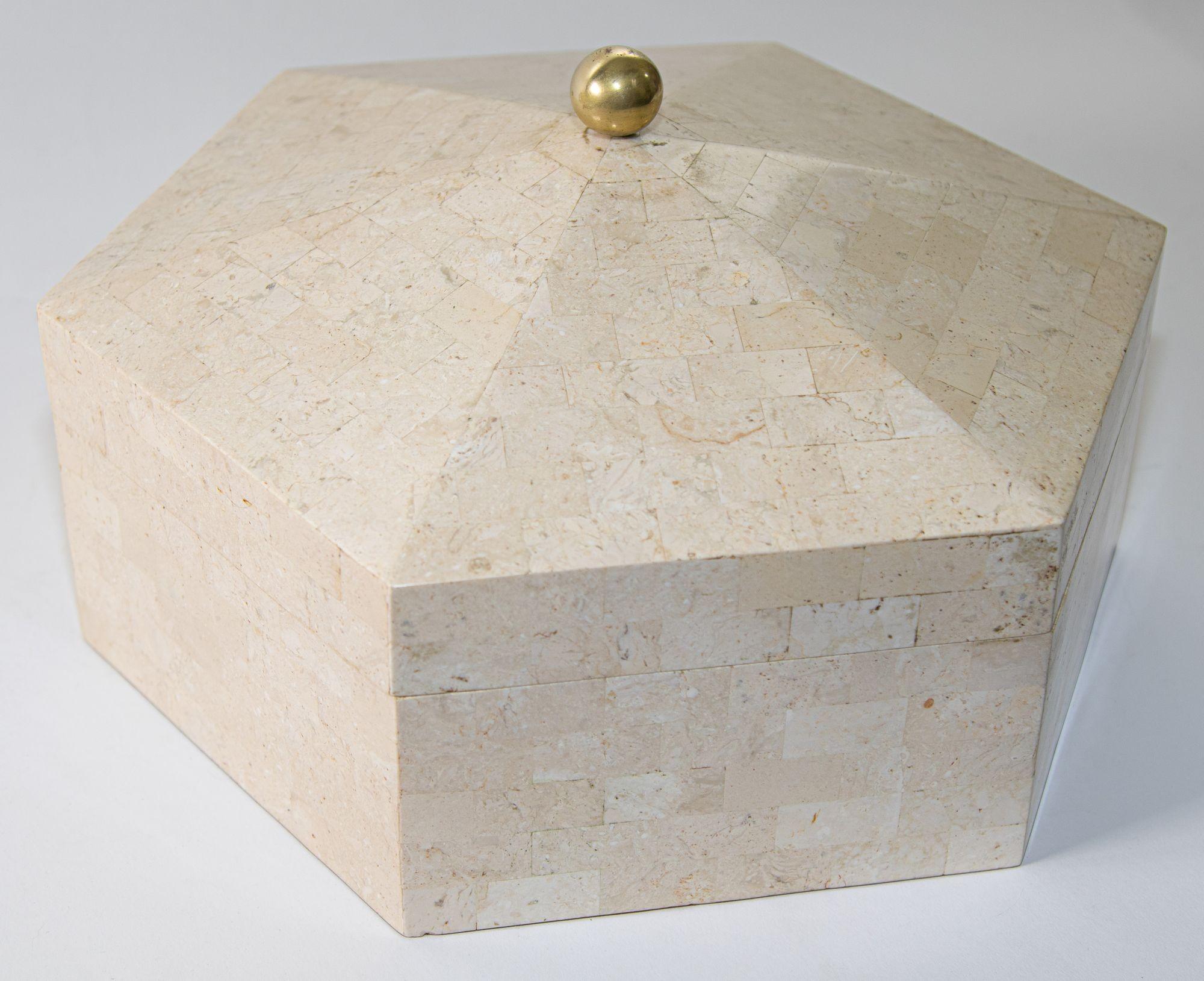 Boîte post-moderne des années 1980 Maitland Smith recouverte de marbre avec un couvercle à charnière et une tirette ronde en laiton poli sur le dessus.
Boîte décorative vintage au design géométrique postmoderne en pierre blanche tessellée et doublée