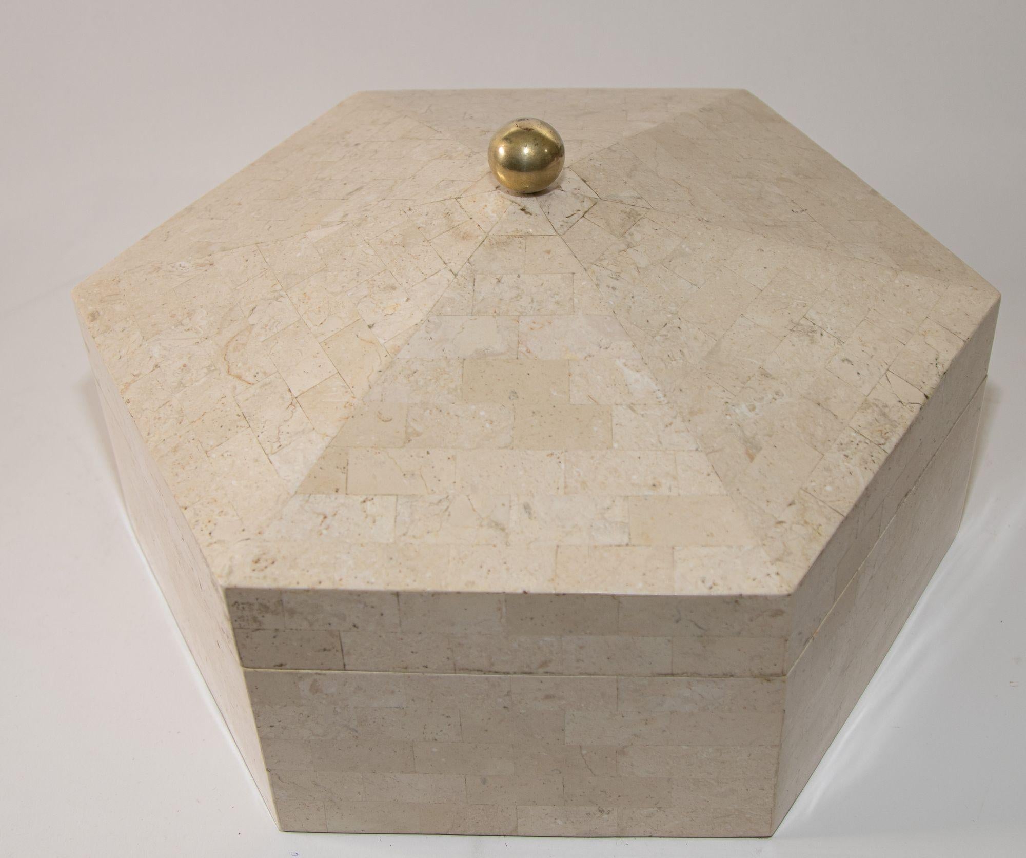Asiatique Boîte hexagonale Maitland Smith post-moderne en pierre blanche tesselée des années 1980 en vente
