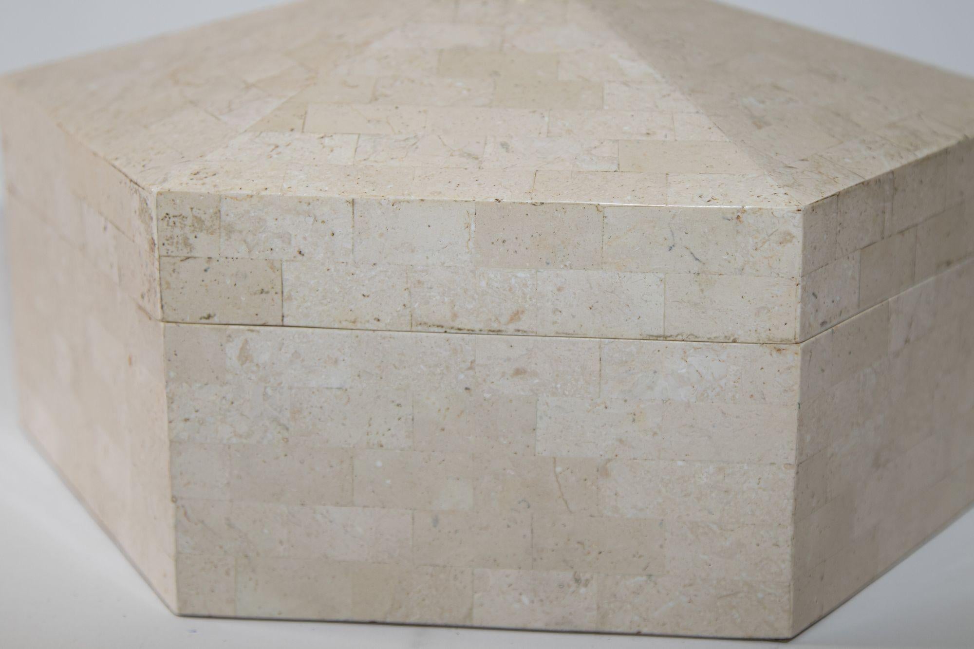 Boîte hexagonale Maitland Smith post-moderne en pierre blanche tesselée des années 1980 en vente 1