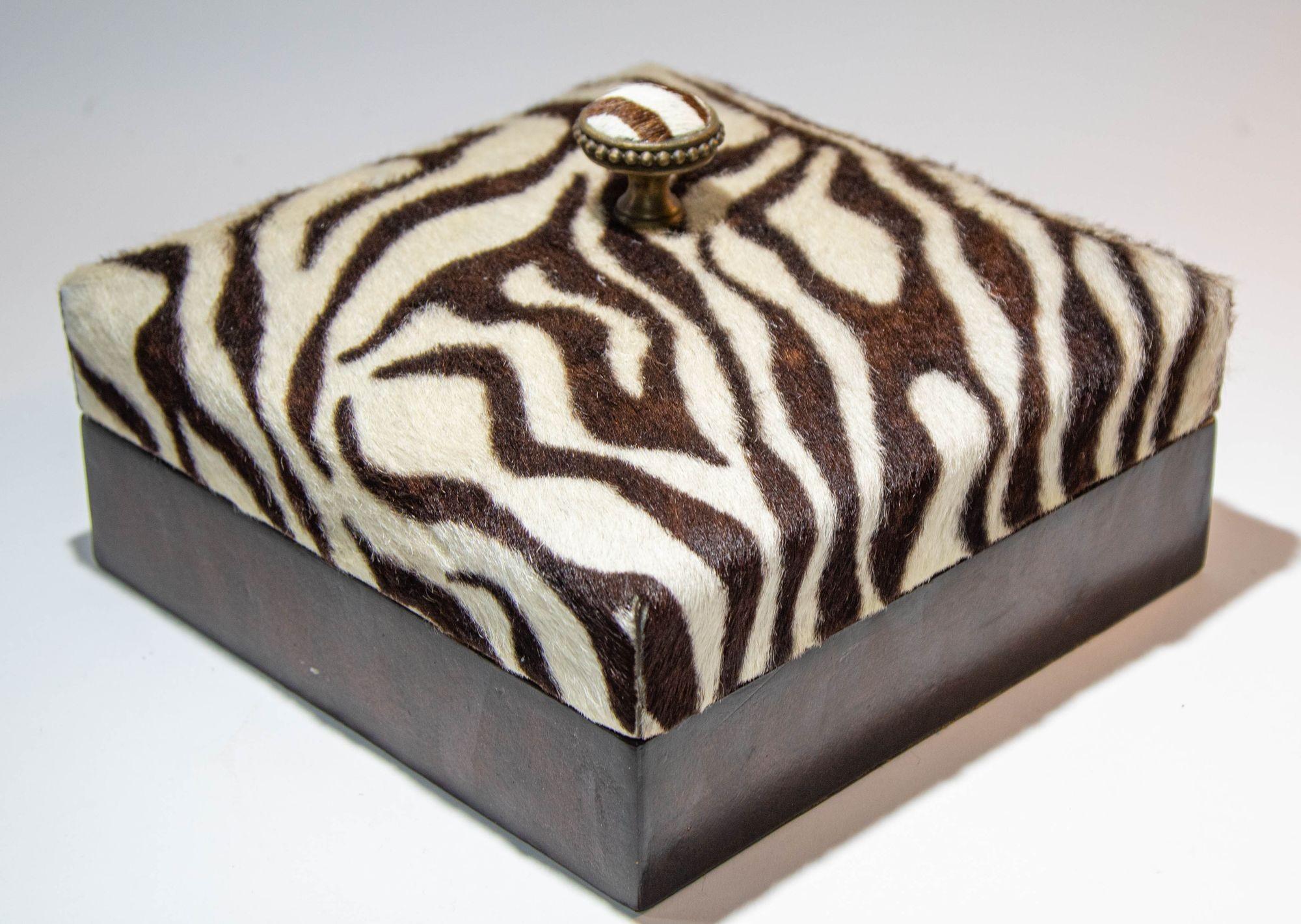 Gran caja decorativa postmoderna de los años 80 de Maitland Smith, con fondo cuadrado de madera recubierto de cuero marrón y tapa superior recubierta de piel de cebra con tirador redondo de latón pulido y hyde en la parte superior, fondo de fieltro