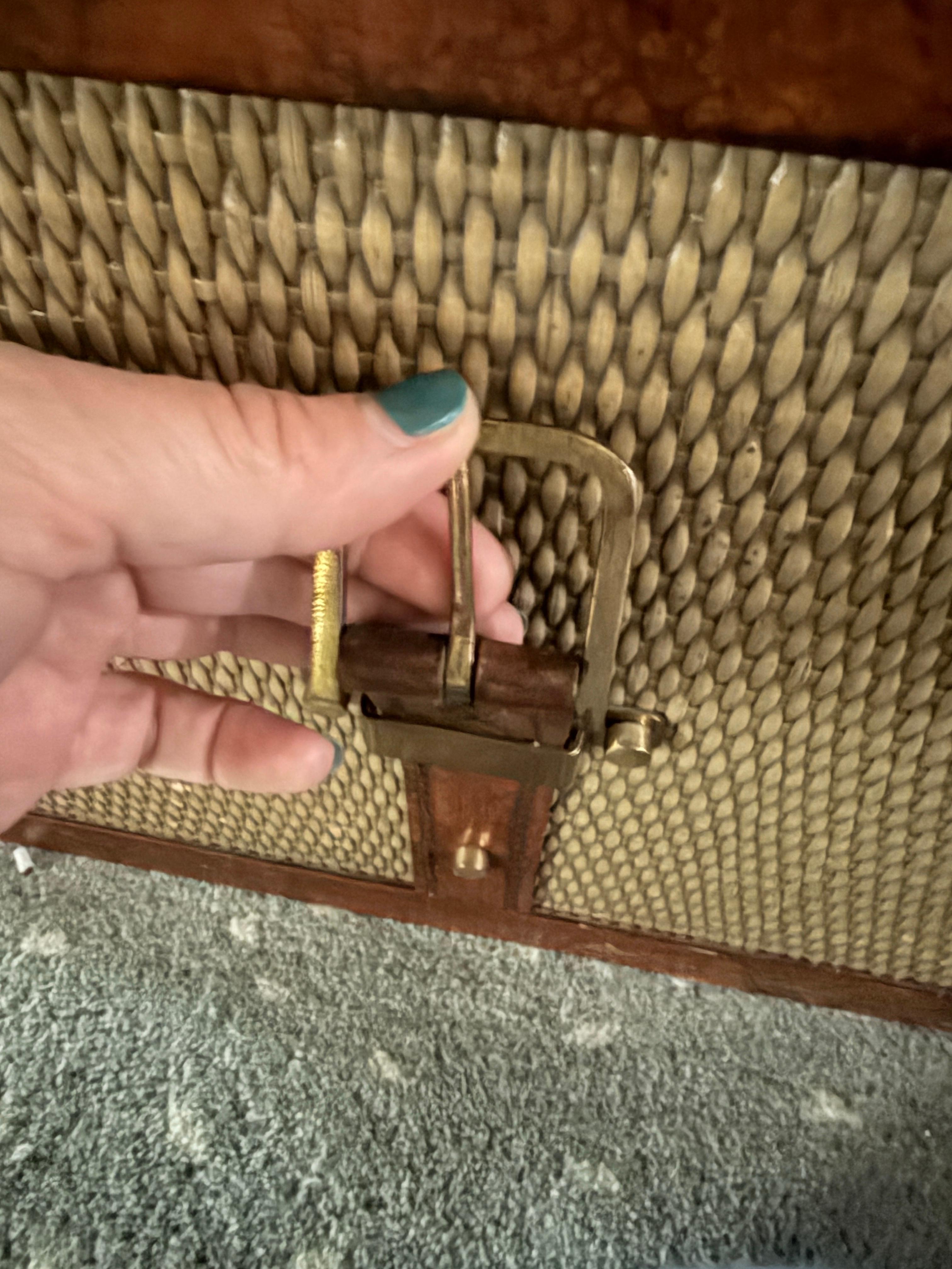 Baule in rattan e pelle di Maitland Smith con ferramenta in ottone, interni immacolati in vendita 5
