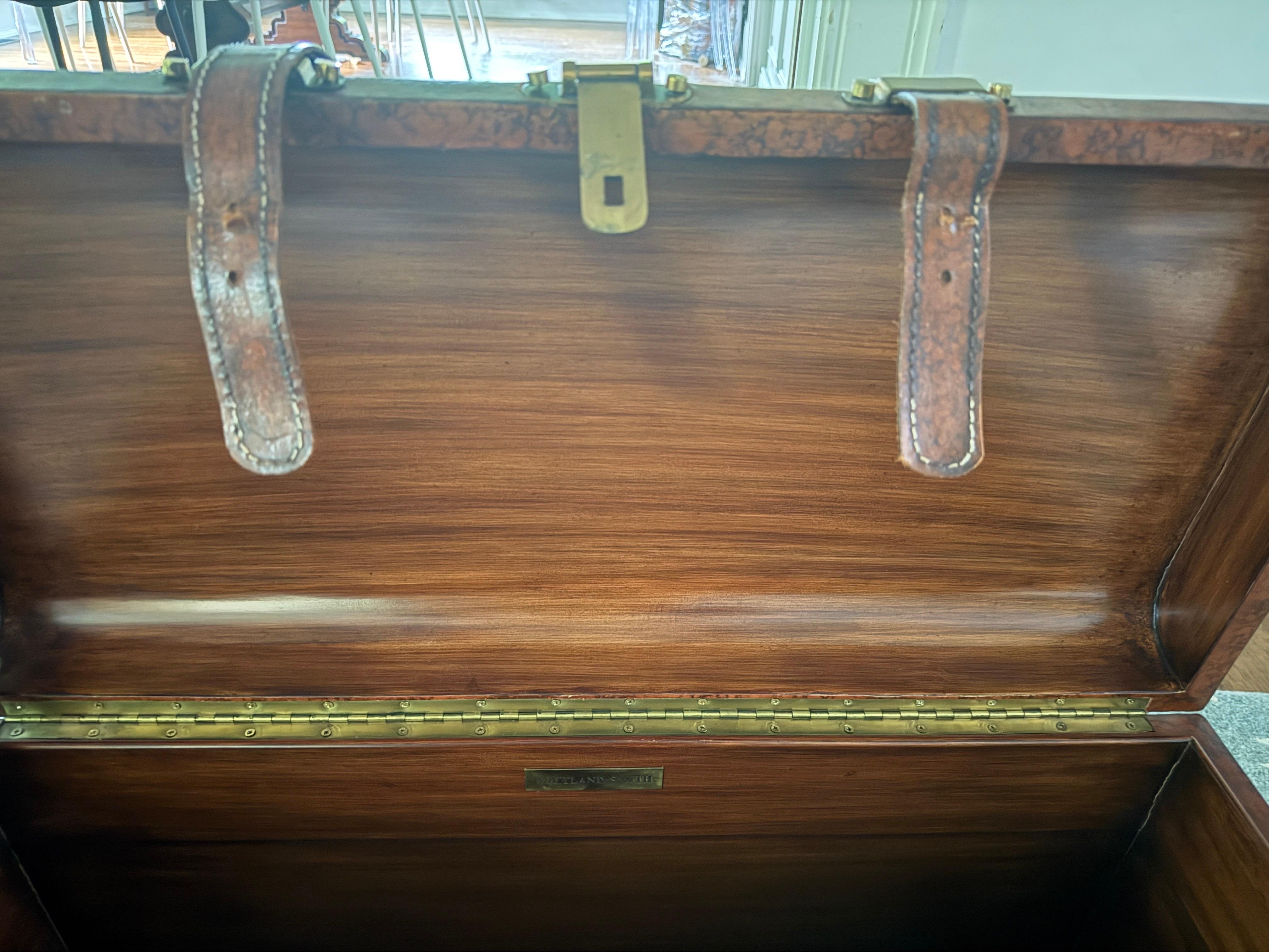 Baule in rattan e pelle di Maitland Smith con ferramenta in ottone, interni immacolati in vendita 6