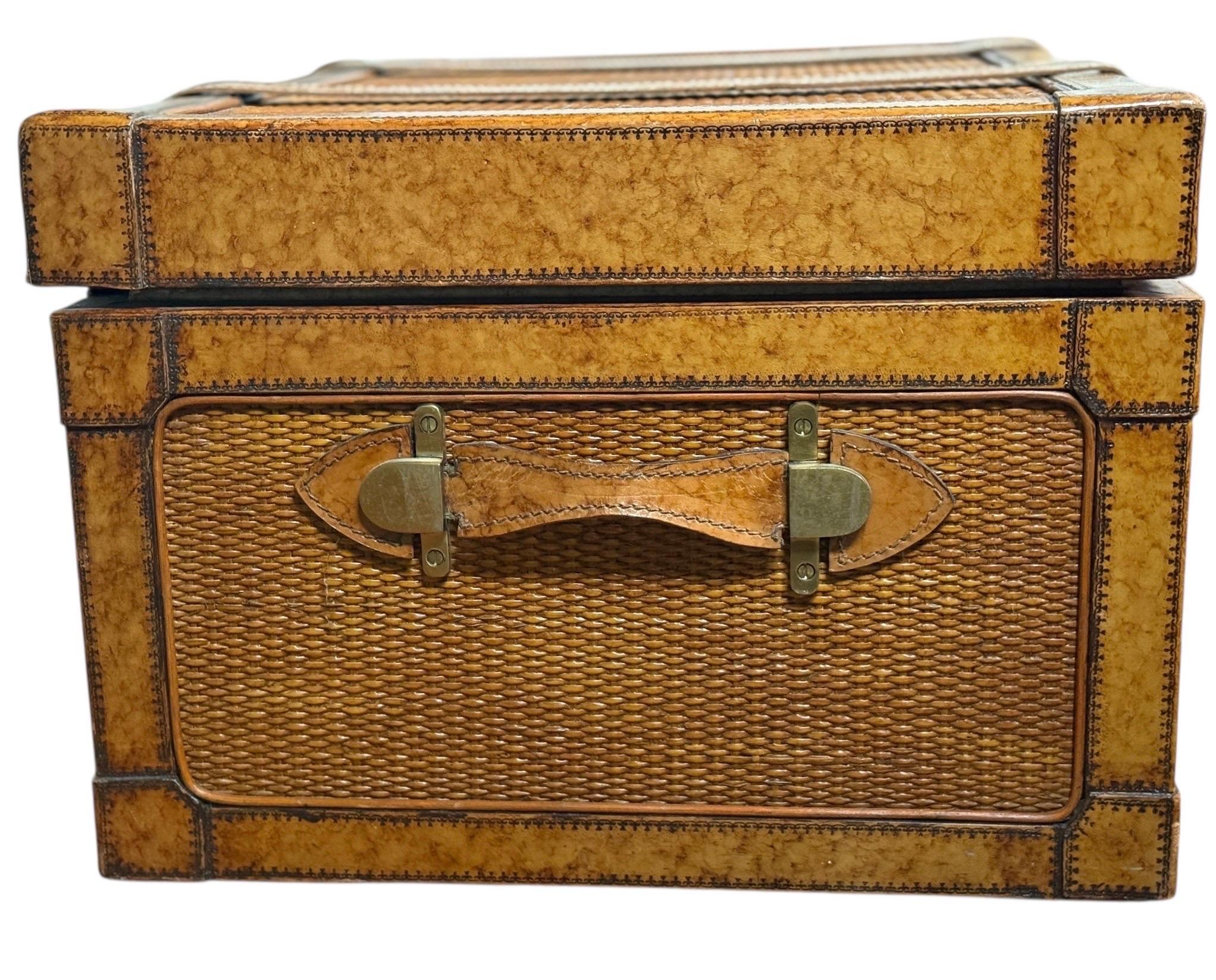 Cassapanca vintage di Maitland Smith in pelle e rattan con accenti in ottone

Una cassapanca vintage in stile Campaigner di Maitland Smith, caratterizzata da un esterno rivestito in pelle color miele scuro e da pannelli in rattan intrecciati. I