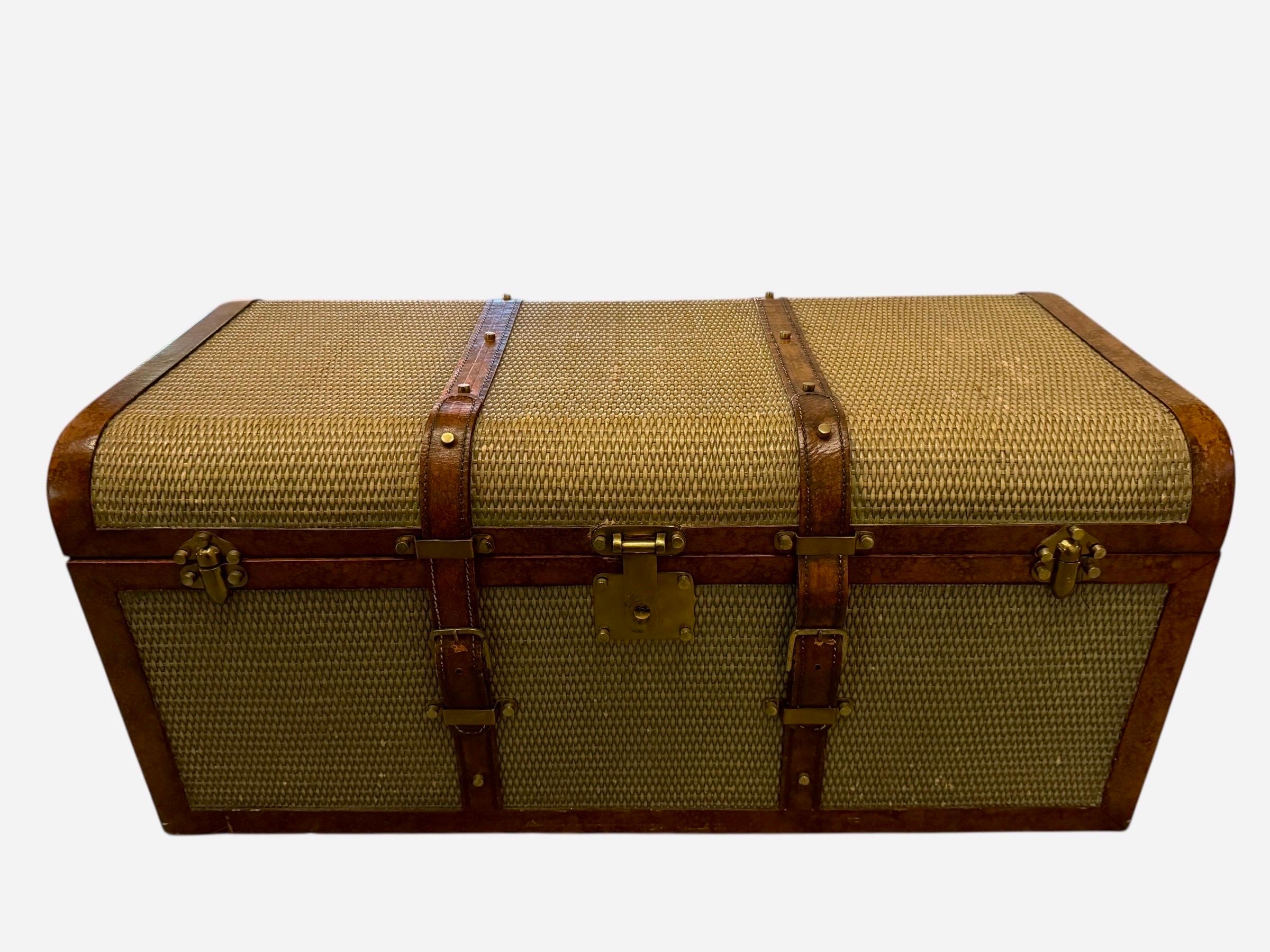 Baule in rattan e pelle di Maitland Smith con ferramenta in ottone, interni immacolati In condizioni buone in vendita a Rochester, NY