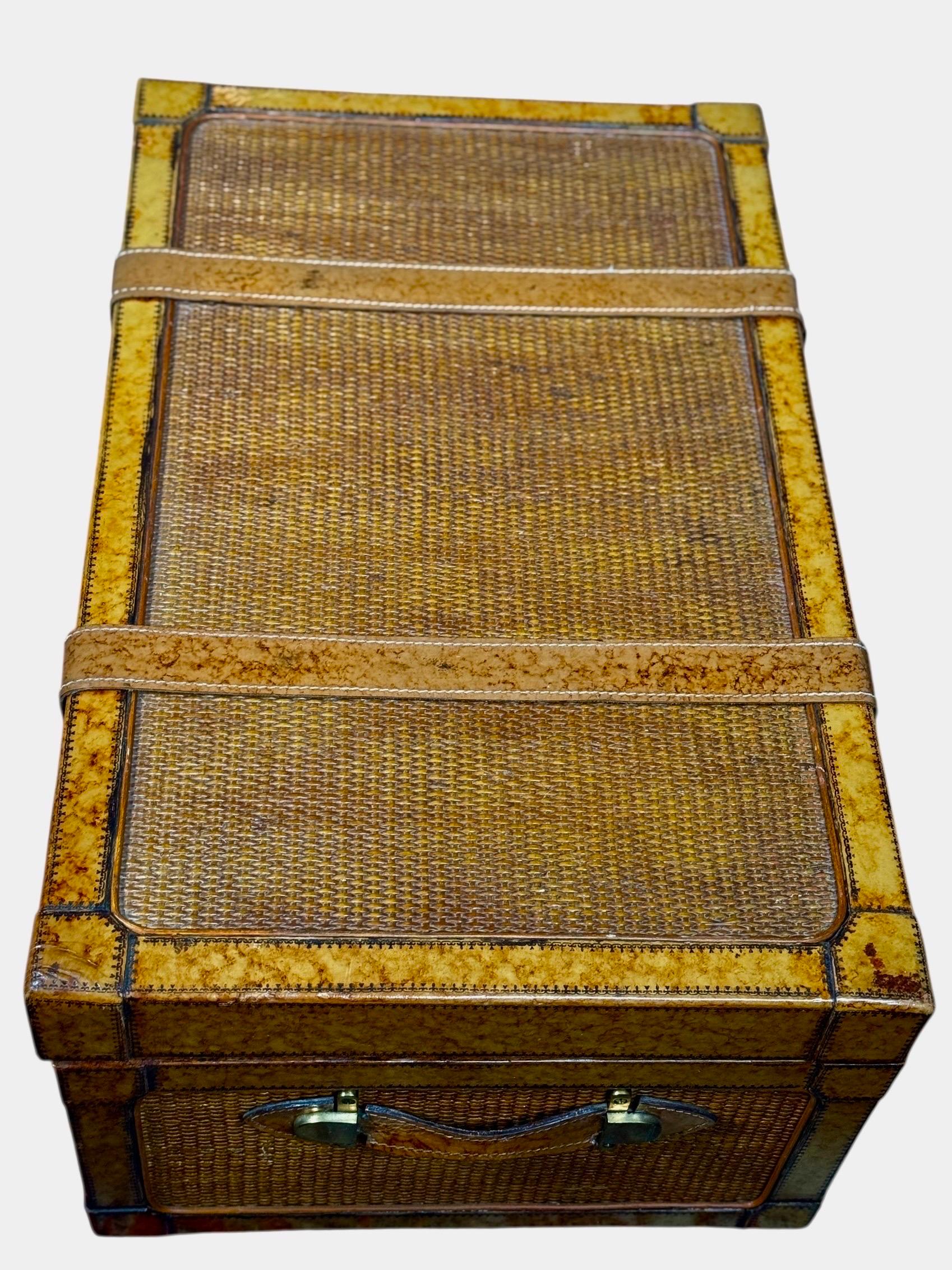 Baule in rattan e pelle di Maitland Smith con ferramenta in ottone, interni immacolati In condizioni buone in vendita a Rochester, NY