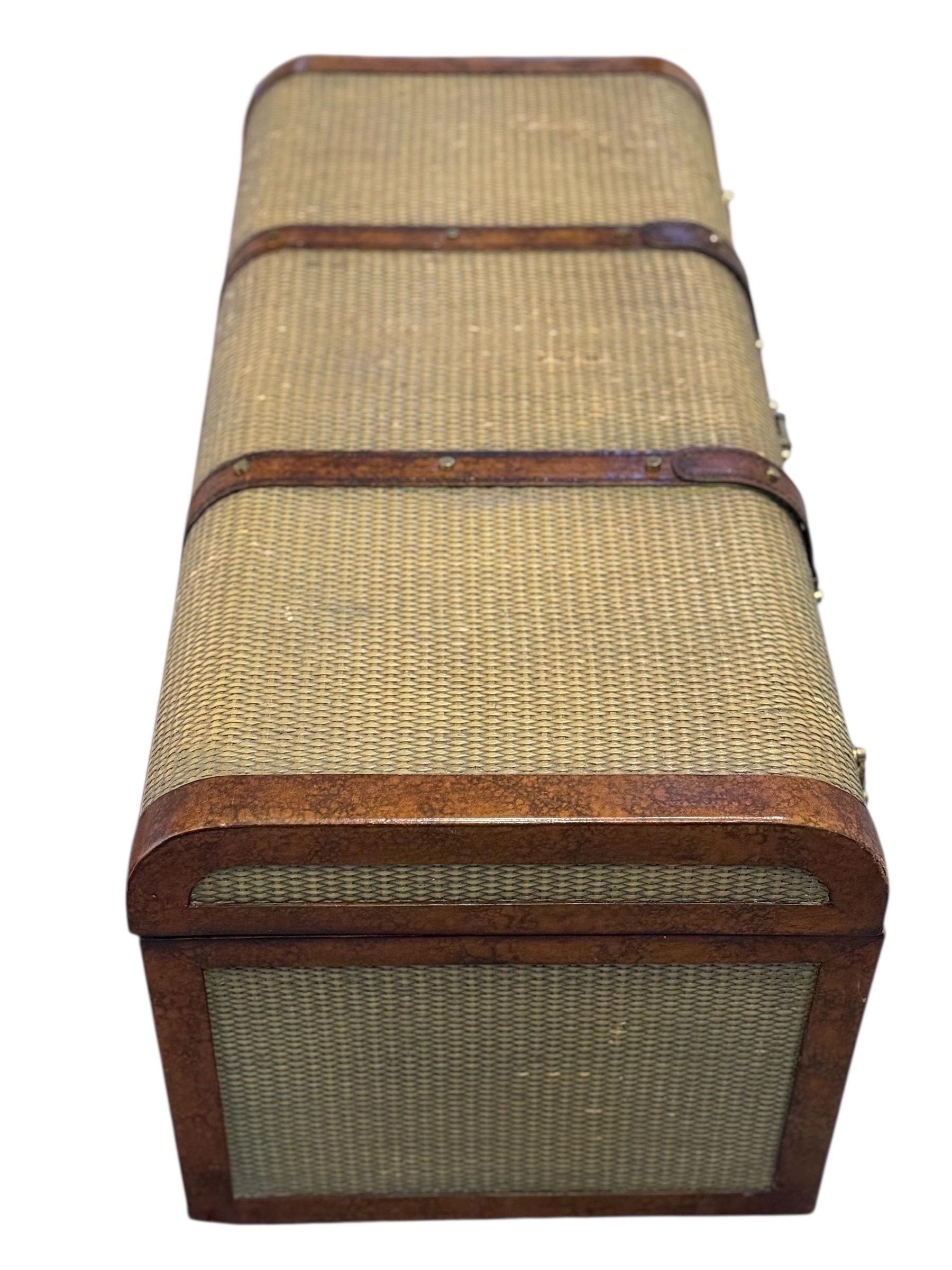 XX secolo Baule in rattan e pelle di Maitland Smith con ferramenta in ottone, interni immacolati in vendita