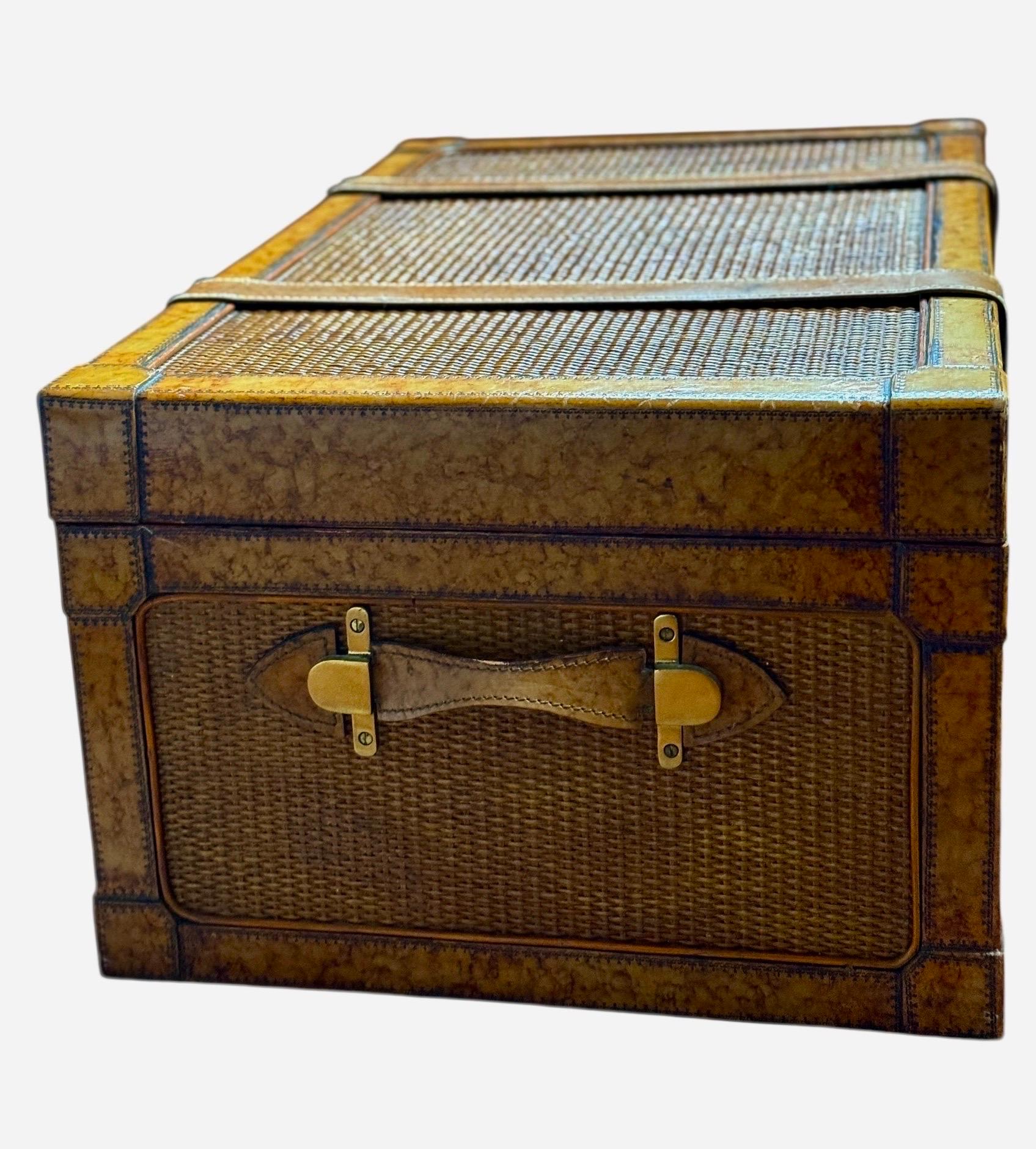 Baule in rattan e pelle di Maitland Smith con ferramenta in ottone, interni immacolati in vendita 2