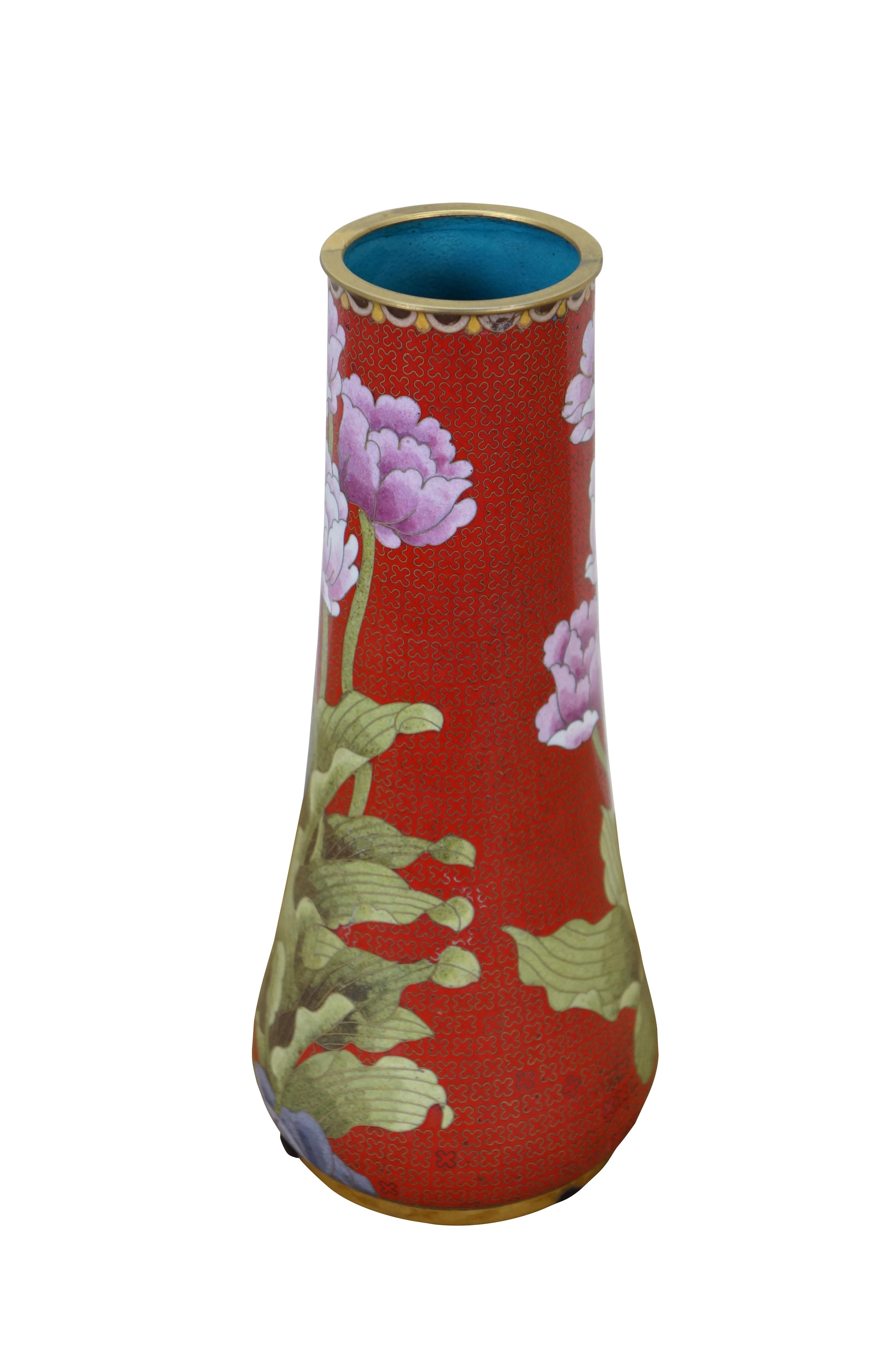 Grande vaso di fiori cloisonné di Maitland Smith della fine del XX secolo - smalto rosso su ottone con un disegno di fiori rosa/viola. Interni blu turchese. Hand Made in Cina. 

Dimensioni:
5,25