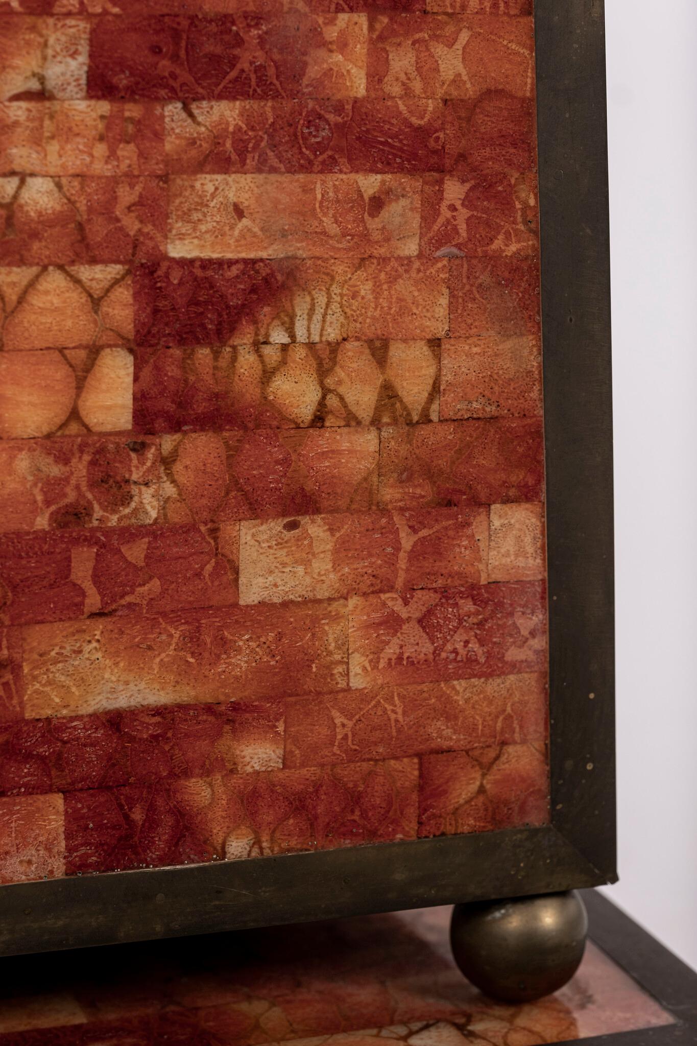 Maitland Smith Red Orange Tessellated Stone Pedestal (piédestal en pierre tessellée rouge et orange) en vente 3