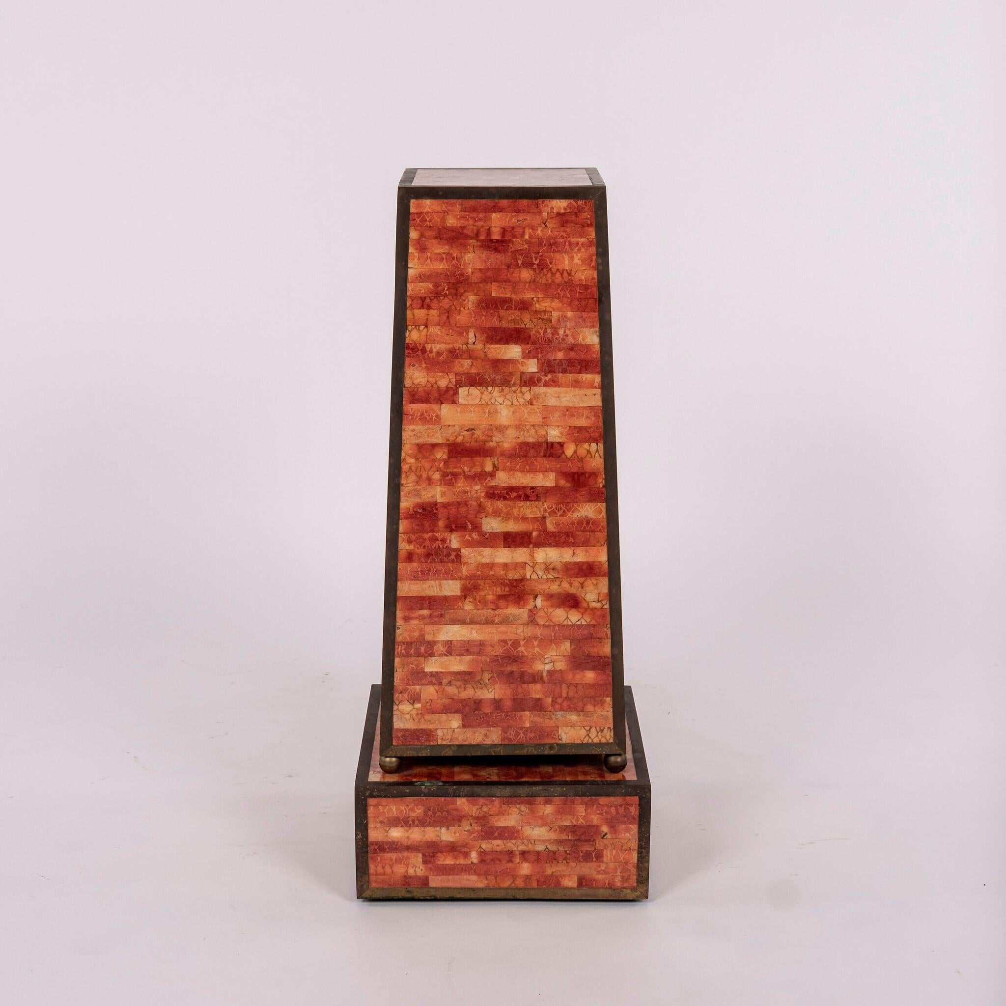 Piédestal fuselé en pierre de Mactan rouge orangé tessellée de la fin du 20e siècle, avec garniture en laiton patiné. 