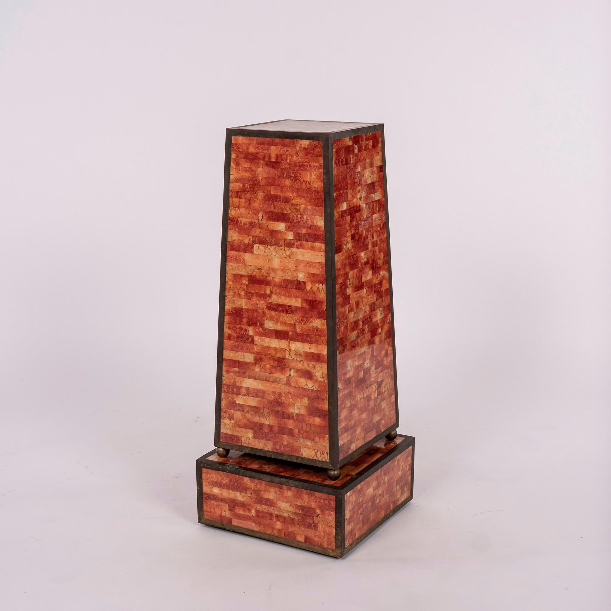 Philippin Maitland Smith Red Orange Tessellated Stone Pedestal (piédestal en pierre tessellée rouge et orange) en vente