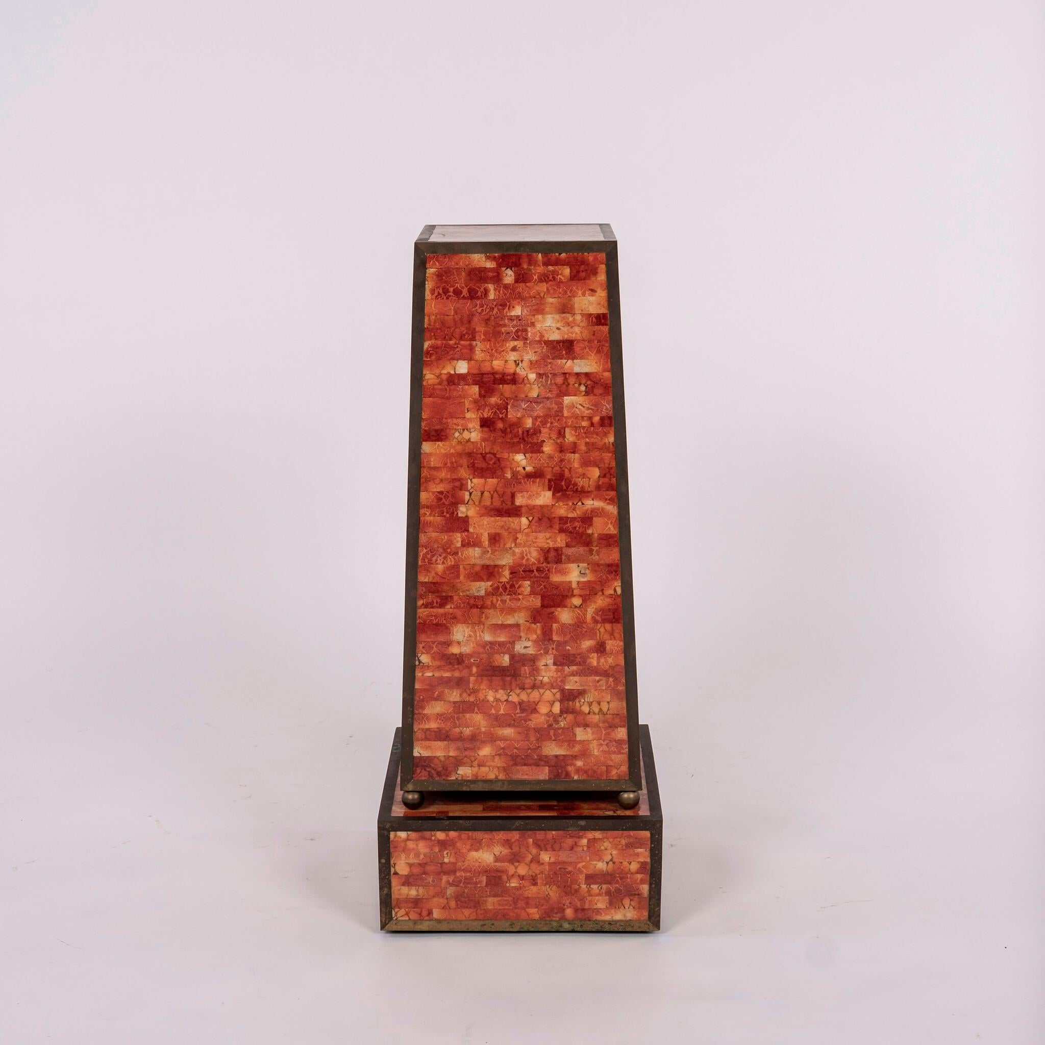 Maitland Smith Red Orange Tessellated Stone Pedestal (piédestal en pierre tessellée rouge et orange) Bon état - En vente à Houston, TX