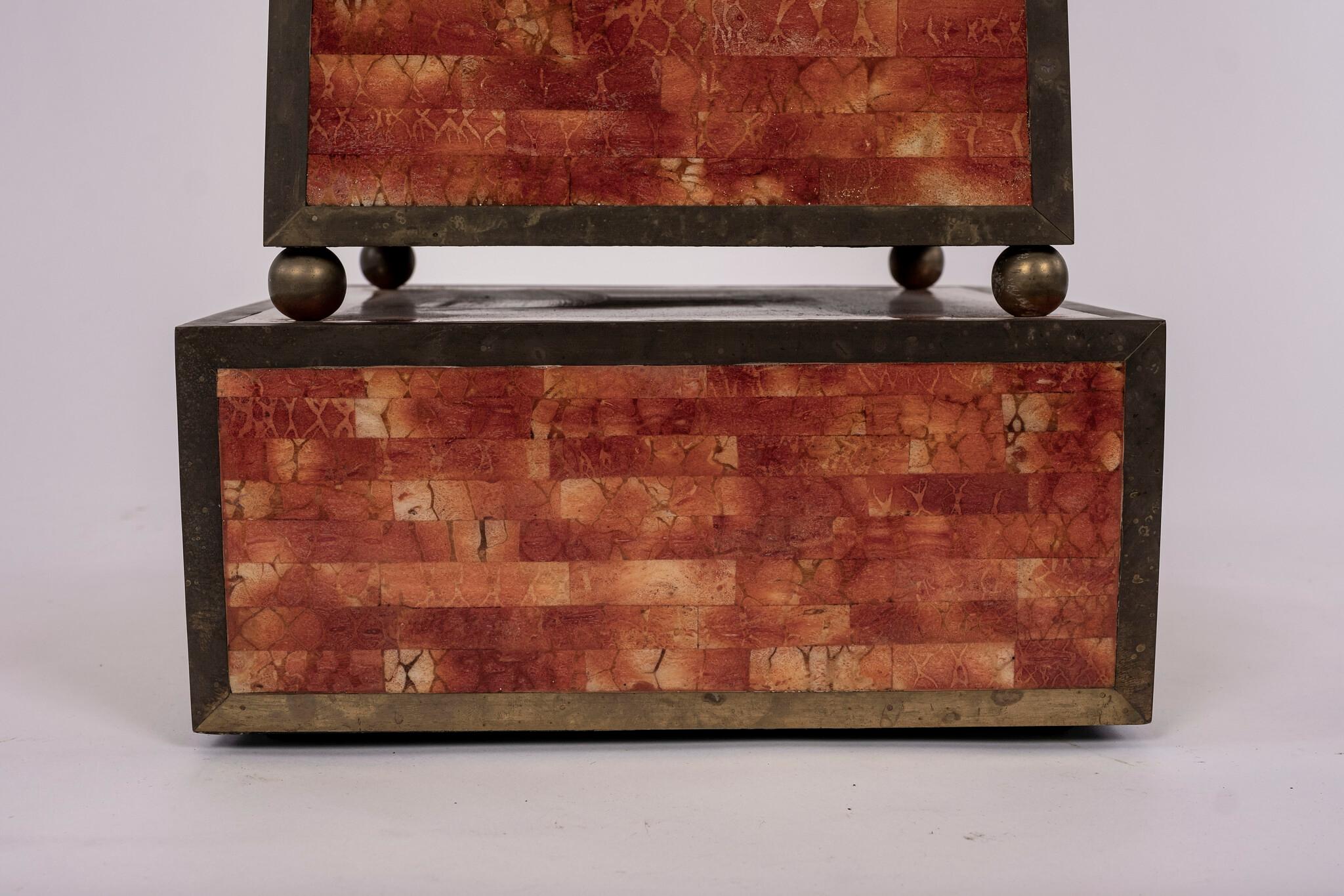 Laiton Maitland Smith Red Orange Tessellated Stone Pedestal (piédestal en pierre tessellée rouge et orange) en vente