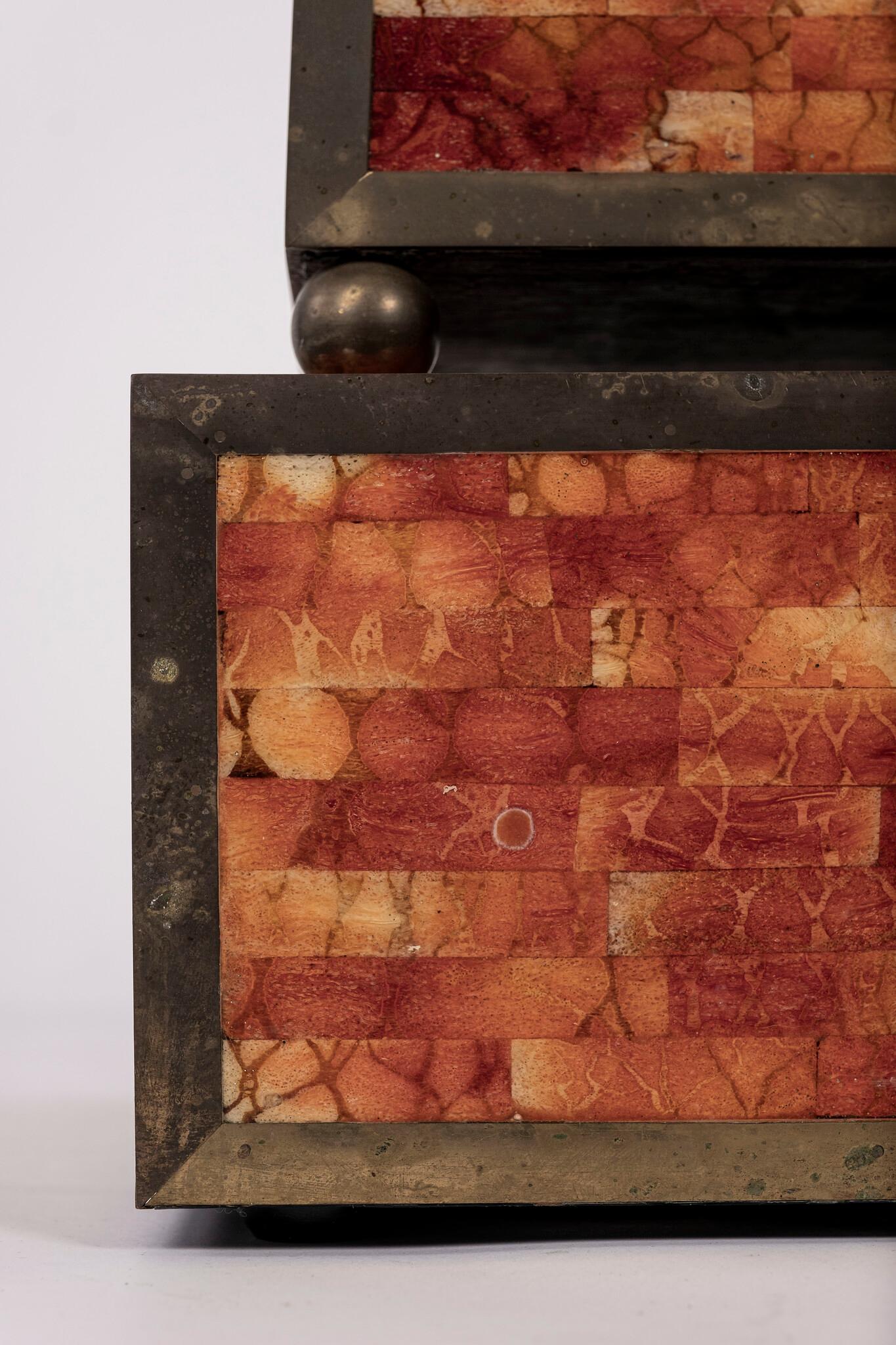 Maitland Smith Red Orange Tessellated Stone Pedestal (piédestal en pierre tessellée rouge et orange) en vente 1