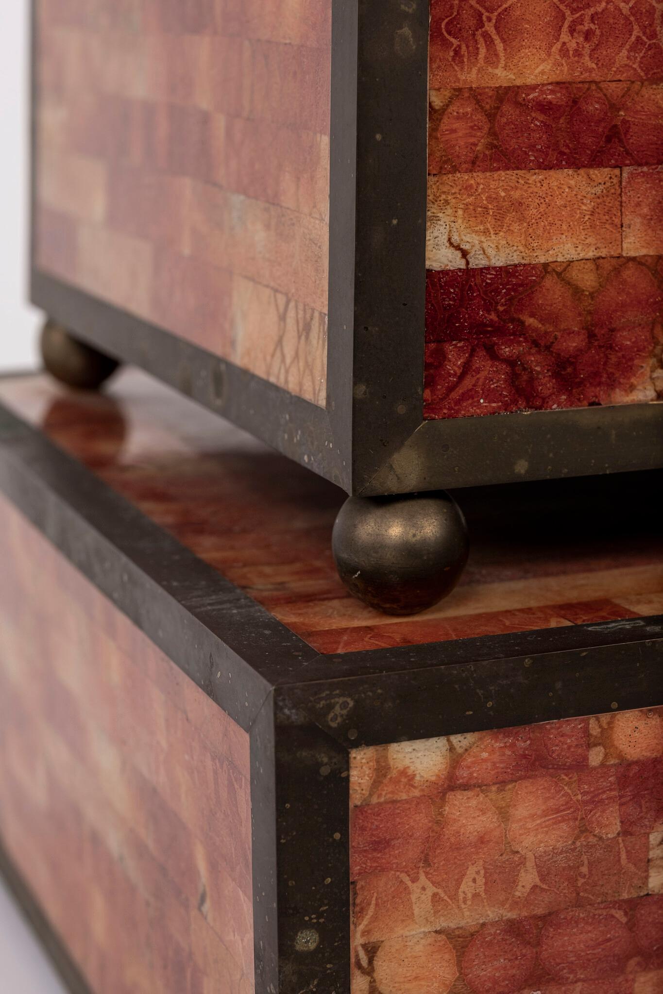 Maitland Smith Red Orange Tessellated Stone Pedestal (piédestal en pierre tessellée rouge et orange) en vente 2