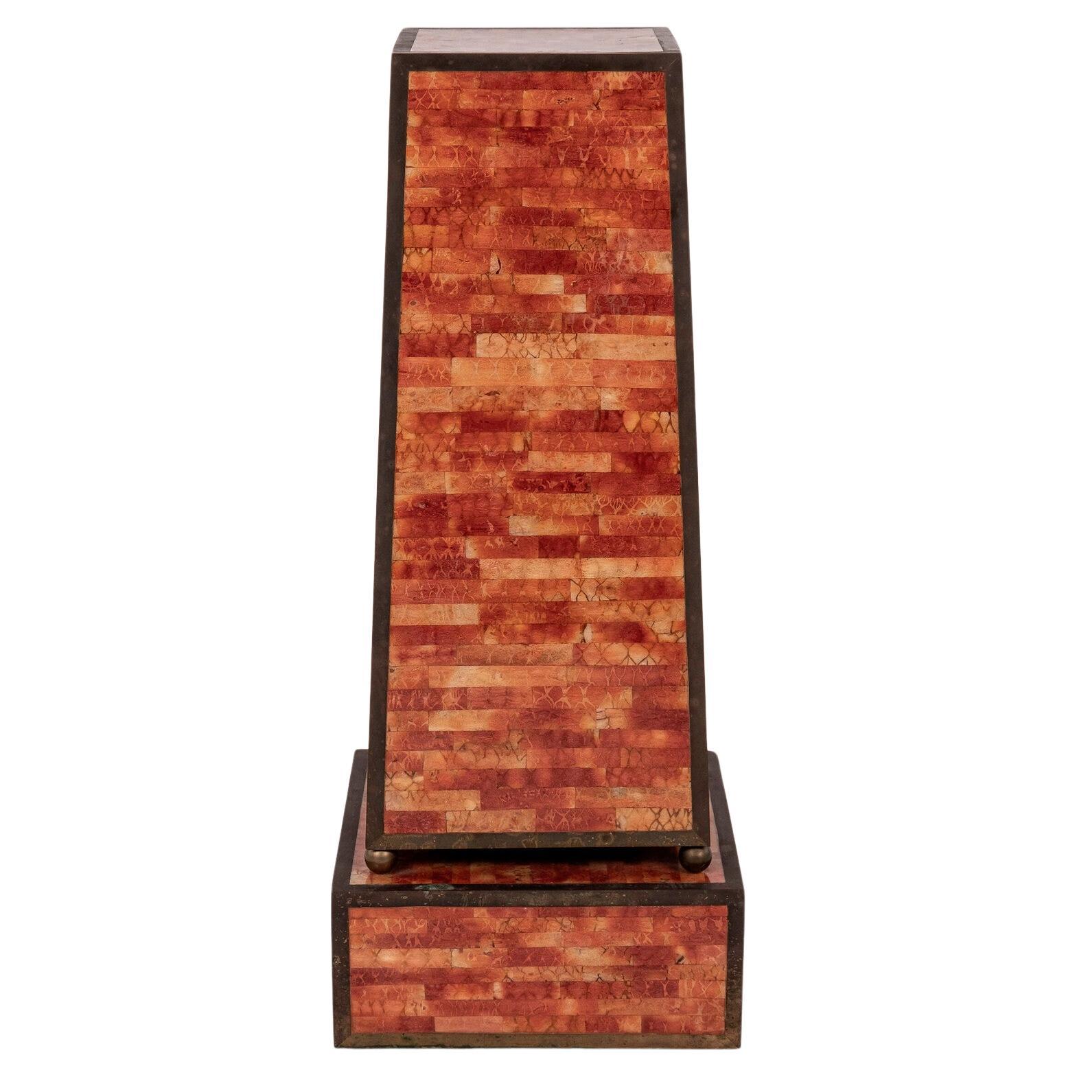 Maitland Smith Red Orange Tessellated Stone Pedestal (piédestal en pierre tessellée rouge et orange) en vente