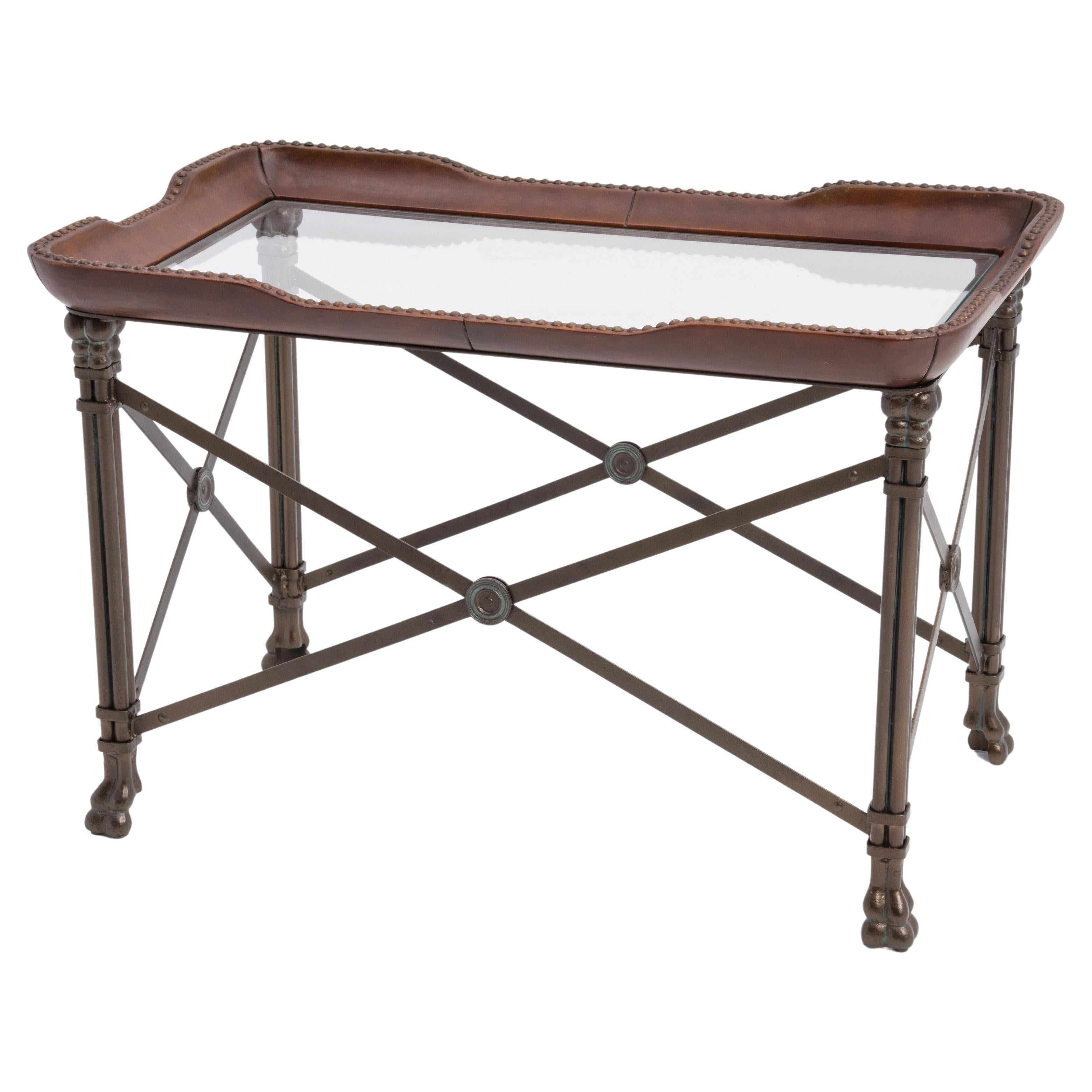 Table basse d'appoint Maitland Smith Regency en cuir et laiton à têtes de clous et pieds en pattes en vente