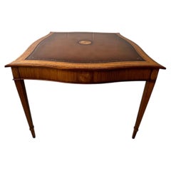 Table de jeu et de cartes Maitland-Smith de style Régence, en acajou marqueté, avec plateau en cuir