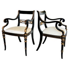 Paire de fauteuils de style Maitland Smith Regency en ébène doré à la feuille