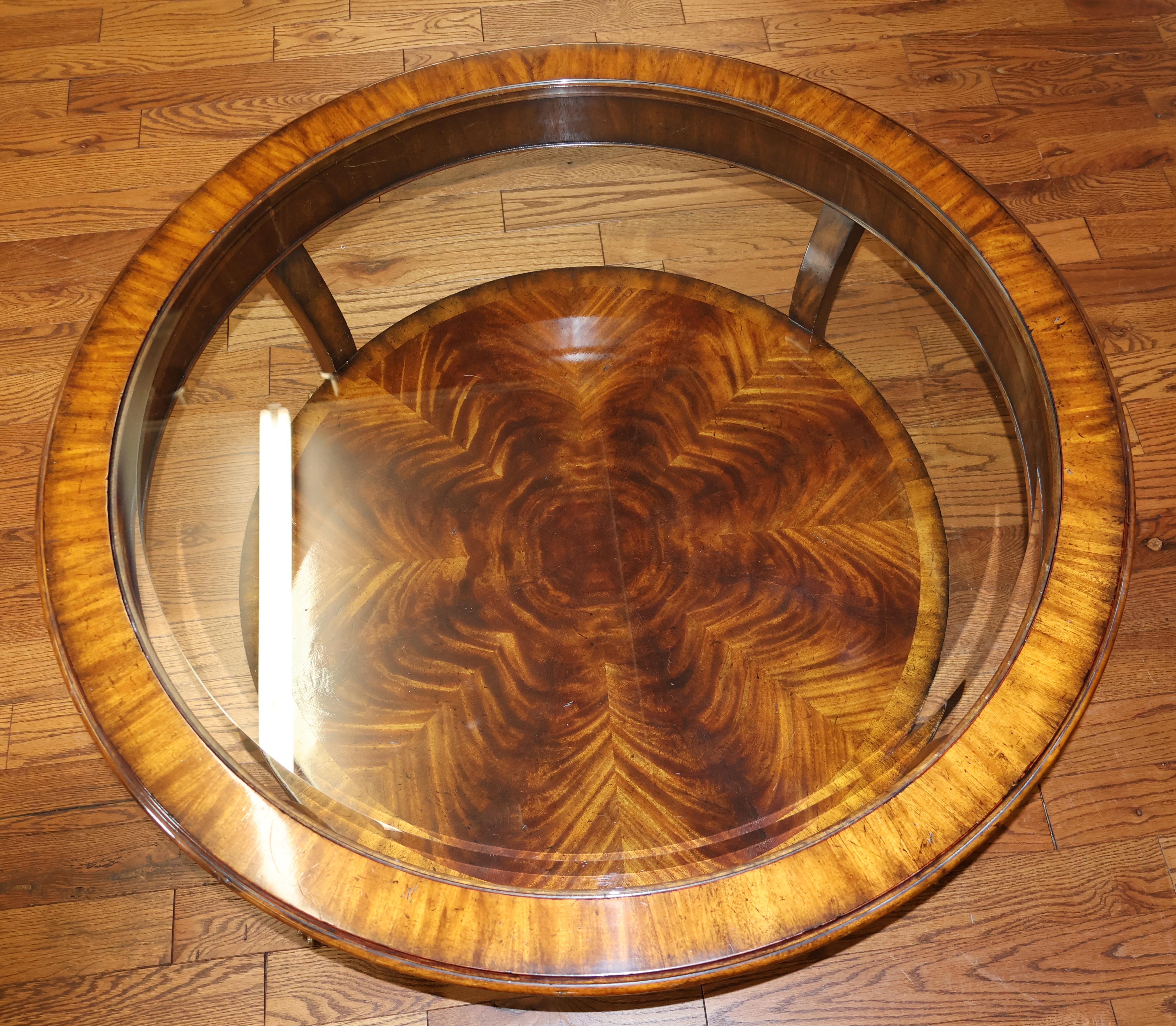 Table basse de style Regency Maitland Smith en acajou avec plateau en verre rond  en vente 4