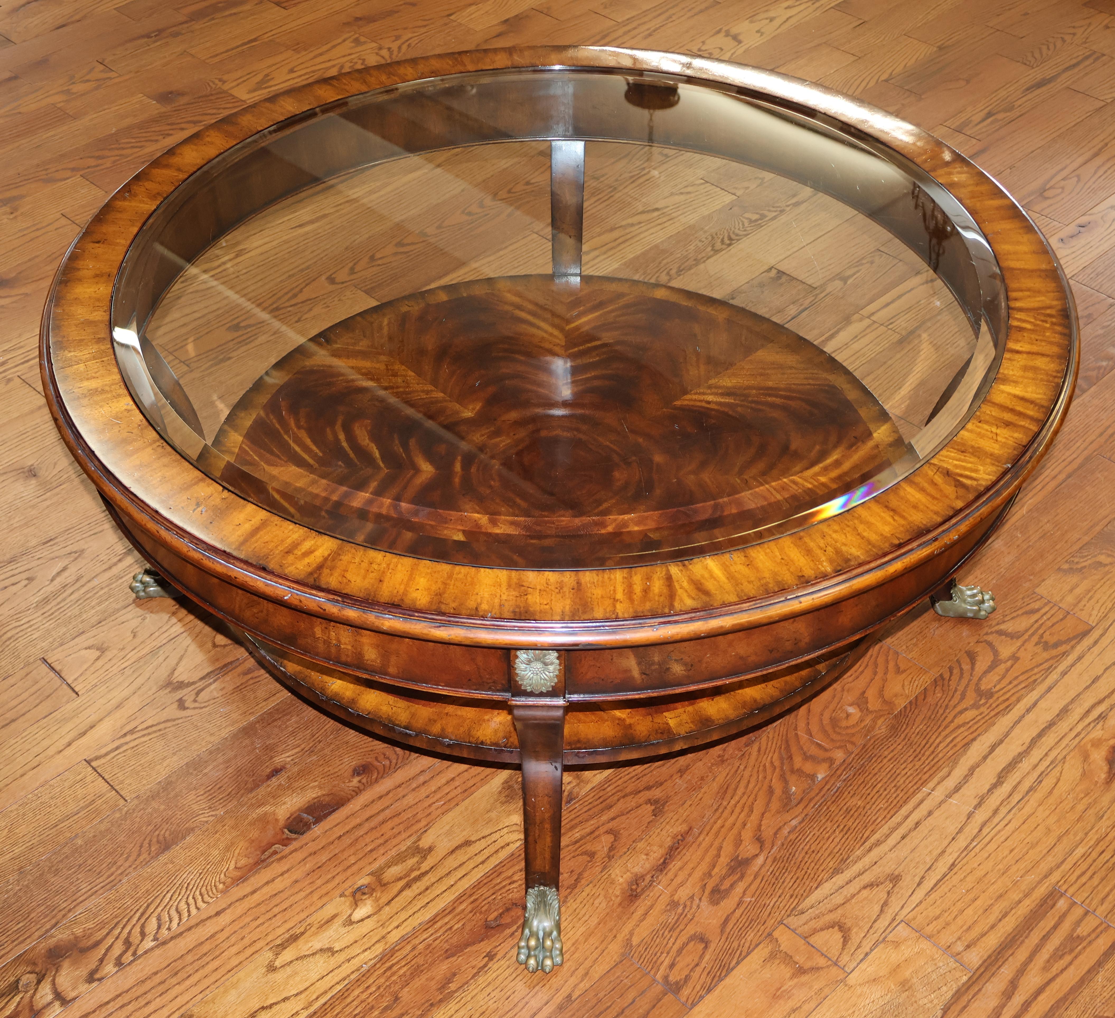 Acajou Table basse de style Regency Maitland Smith en acajou avec plateau en verre rond  en vente