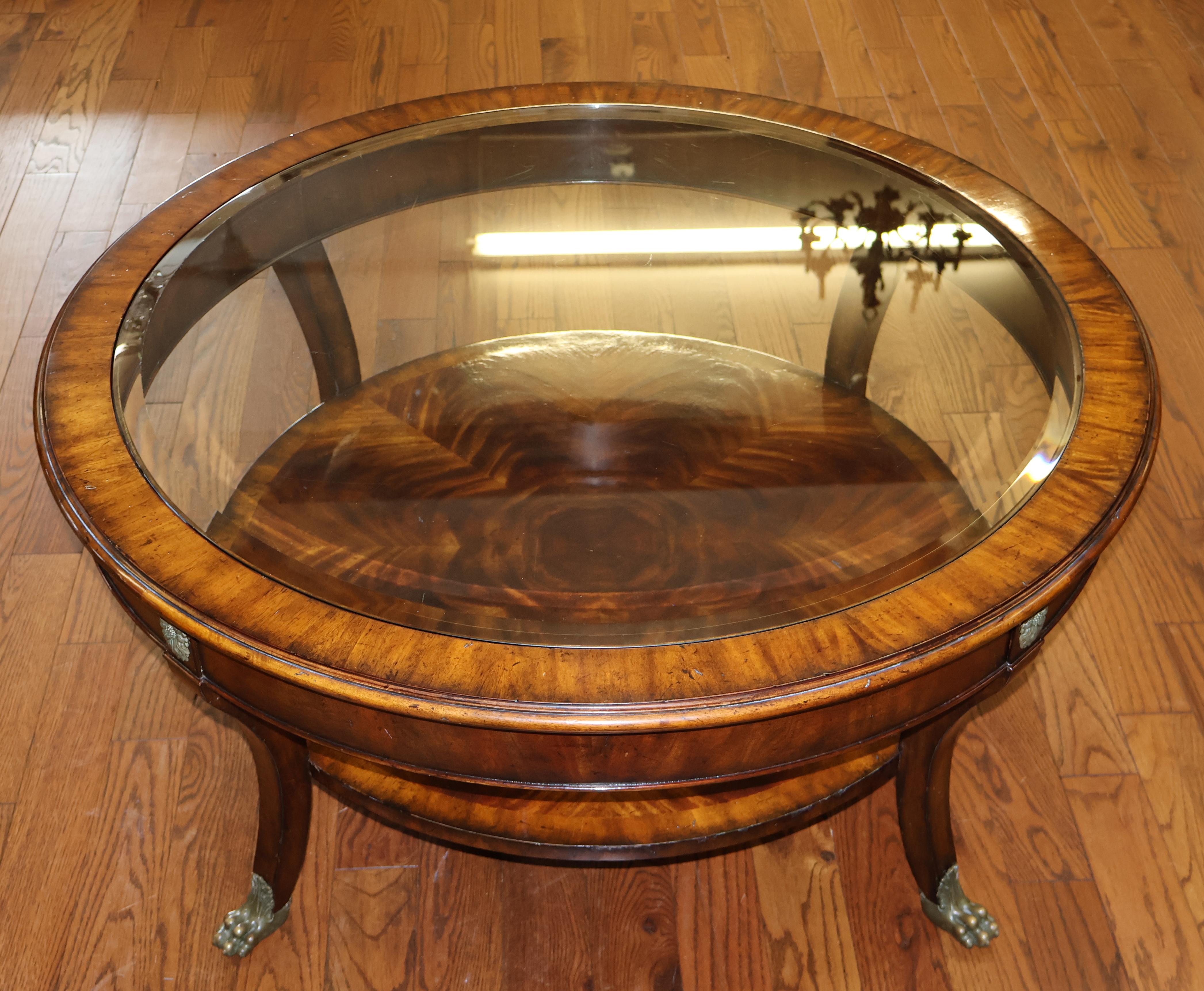 Table basse de style Regency Maitland Smith en acajou avec plateau en verre rond  en vente 1