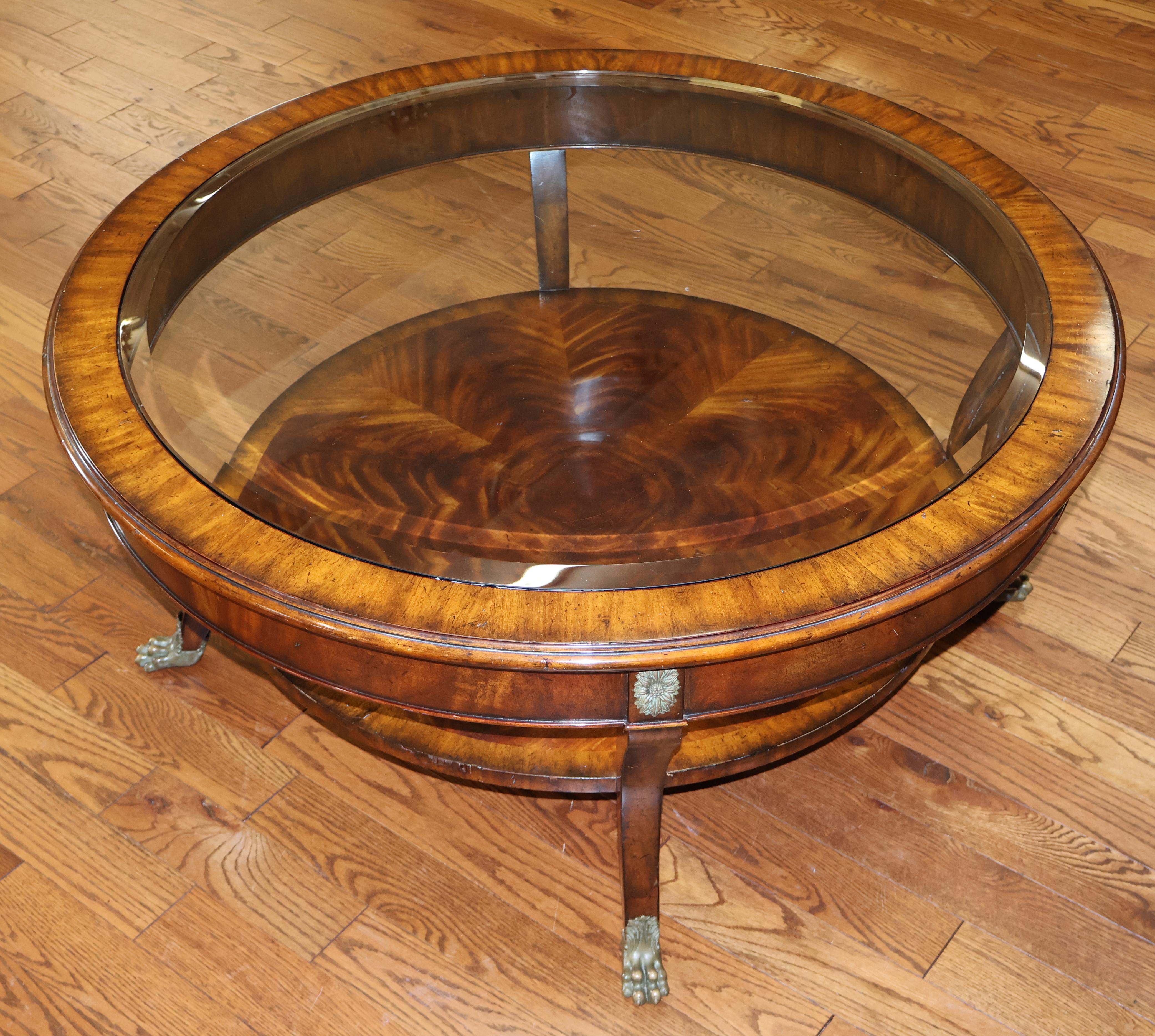 Table basse de style Regency Maitland Smith en acajou avec plateau en verre rond  en vente 2