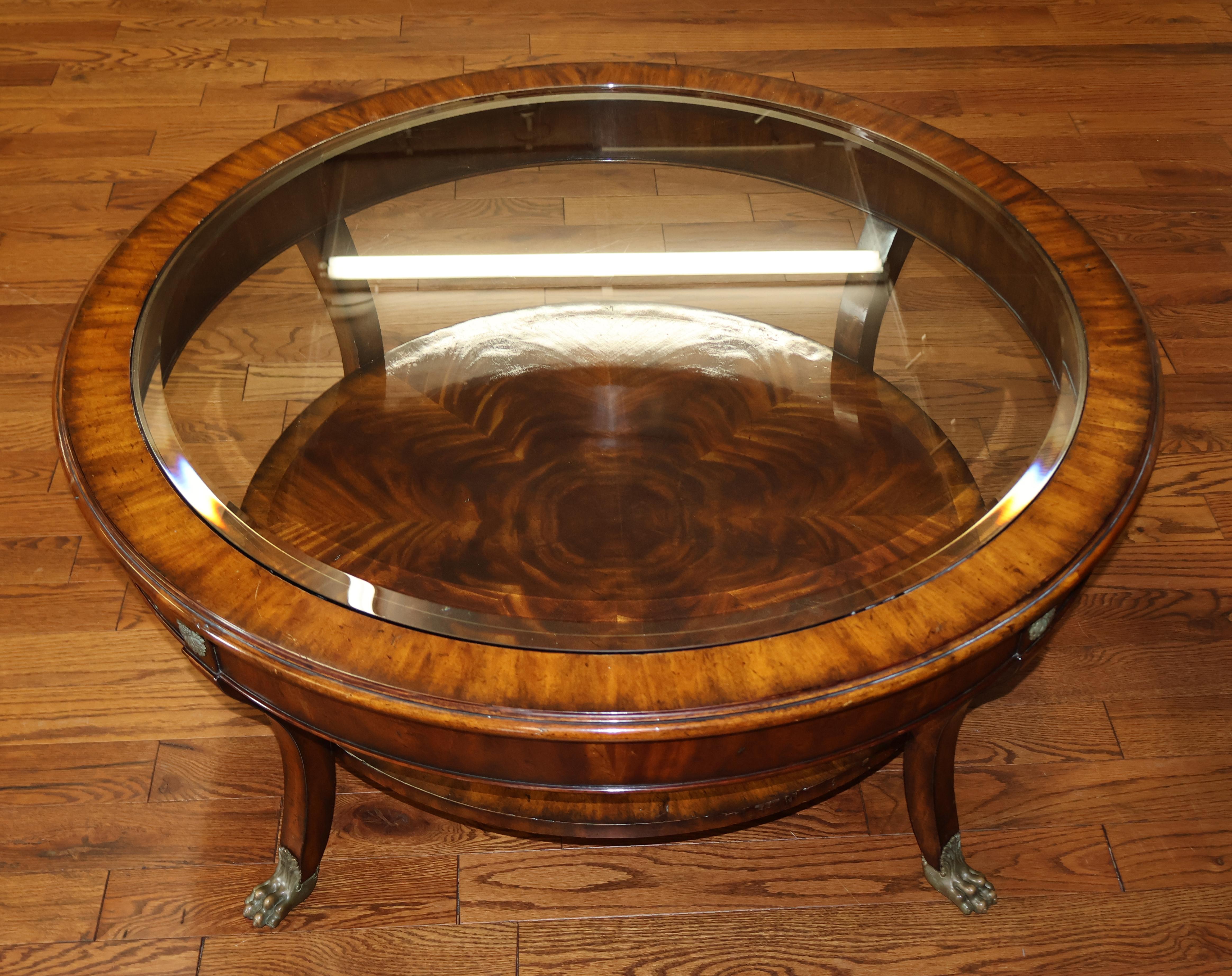 Table basse de style Regency Maitland Smith en acajou avec plateau en verre rond  en vente 3