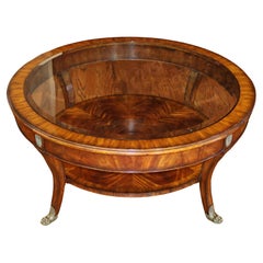 Table basse de style Regency Maitland Smith en acajou avec plateau en verre rond 